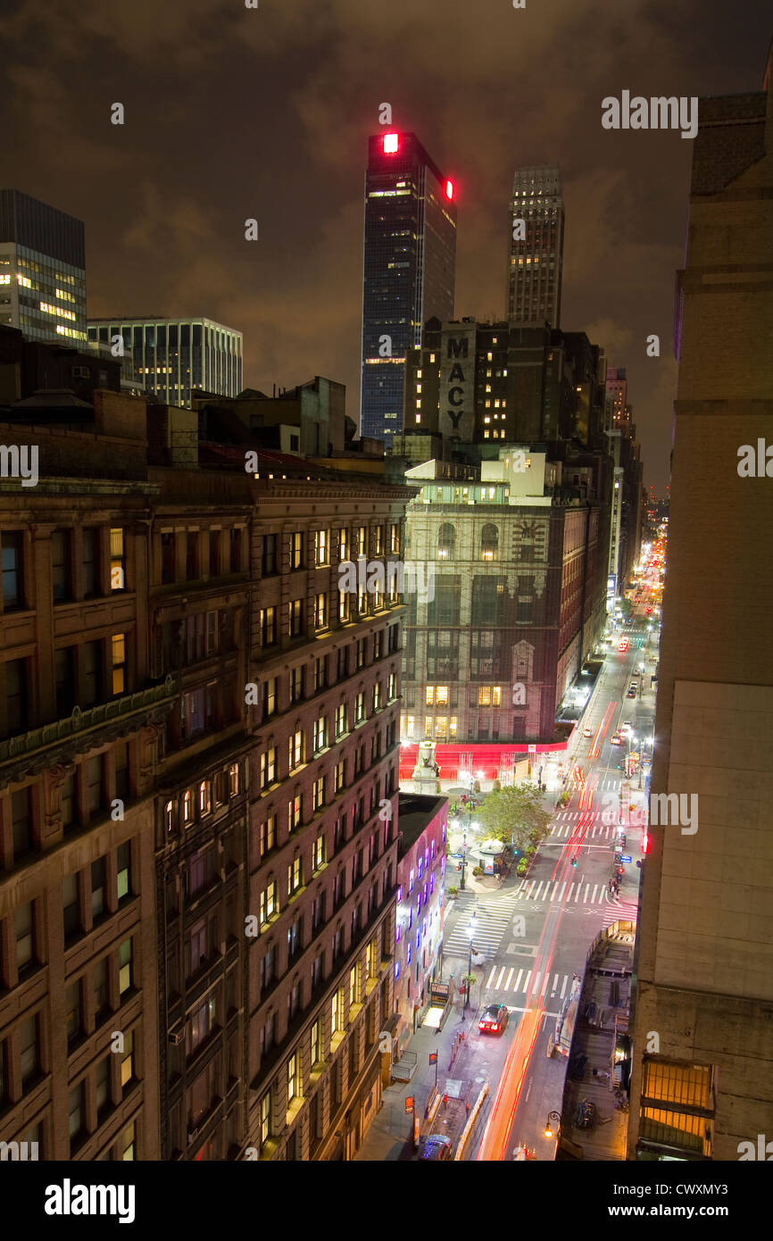 Une vue sur la 35e rue à Herald Square à New York. Prises depuis le toit-terrasse de l'Hôtel Metro Banque D'Images