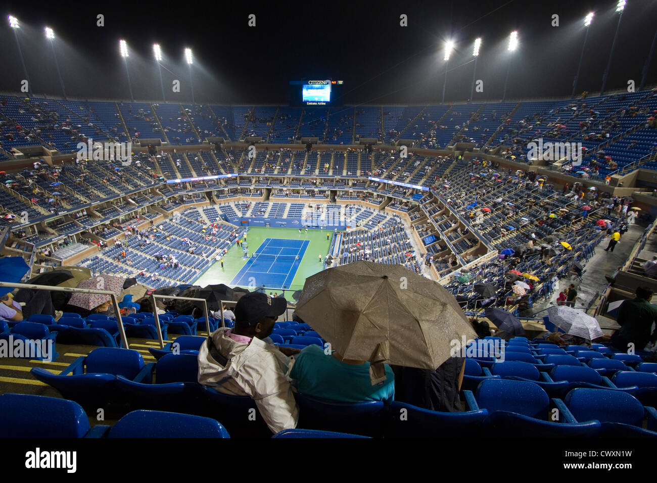Arthur Ashe Stadium lors d'une session de nuit à l'US Open 2012 Tournoi de tennis. Prises au cours de la dernière par Andy Roddick jamais égaler. Banque D'Images Arthur Ashe Stadium lors d'une session de nuit à l'US Open 2012 Tournoi de tennis. Prises au cours de la dernière par Andy Roddick jamais égaler. Banque D'Images