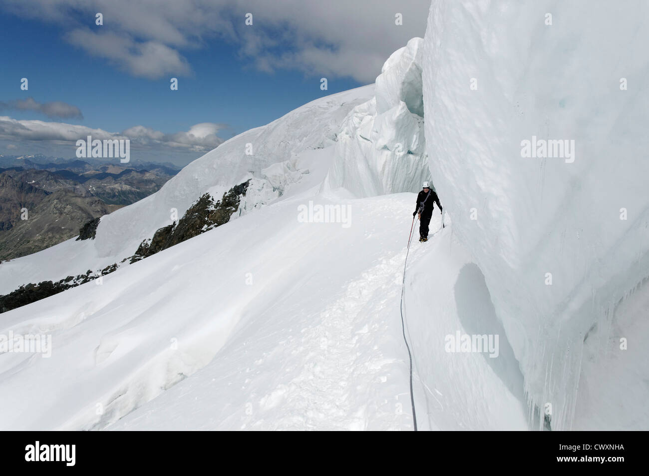 Encordés sur un glacier dans les Alpes Bernina Banque D'Images