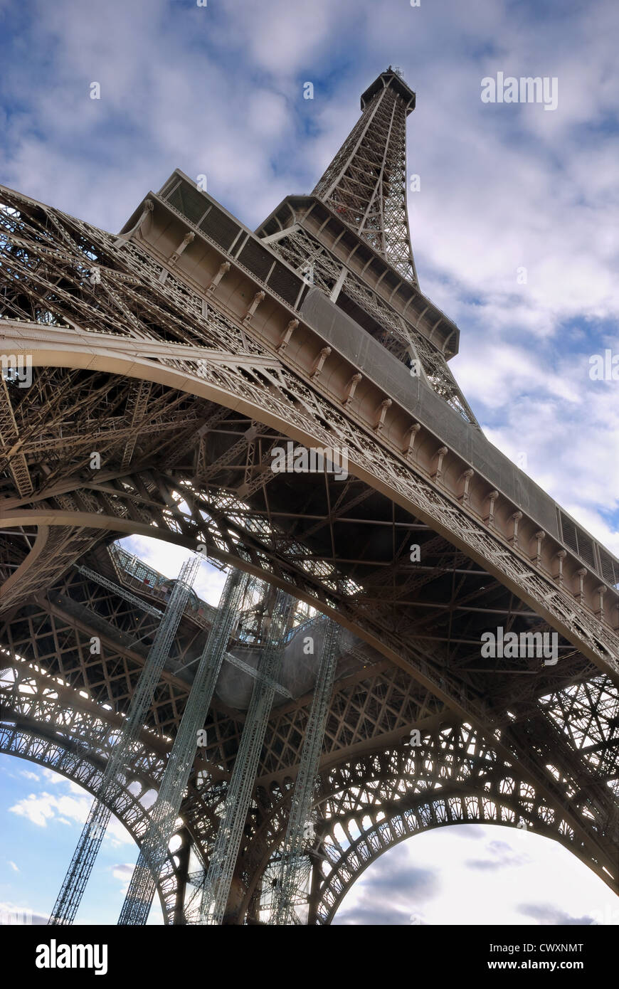 La Tour Eiffel à partir du bas vers le haut. Paris, France. Banque D'Images