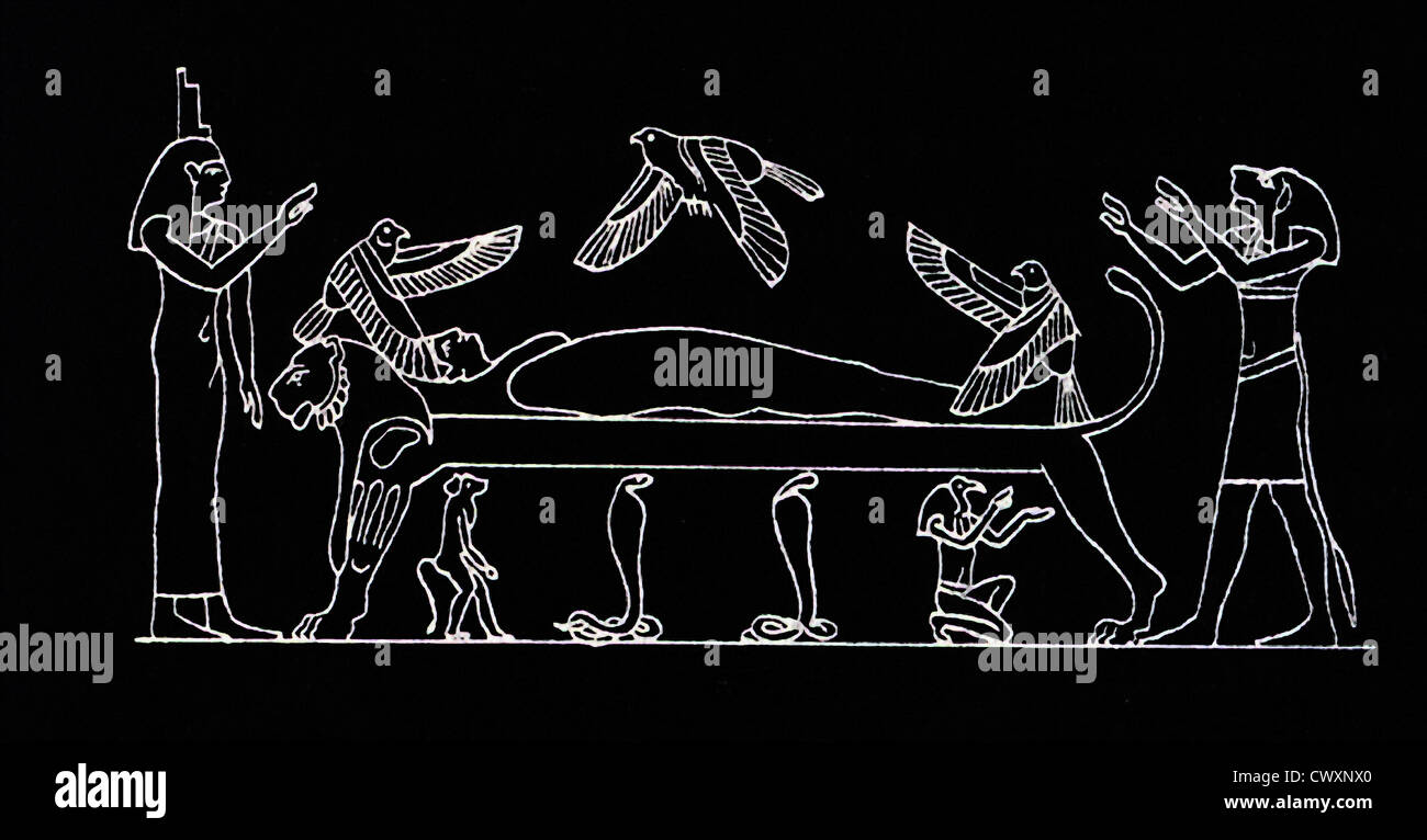 Osiris est représenté ici, ithyphallic, mummied, et imberbes, allongé sur son cercueil. Il est dominé par trois faucons, et par Isis. Banque D'Images