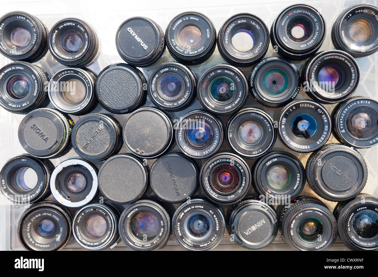 Les objectifs d'appareil photo en vente à la place de la ville de Ludlow, Shropshire marché Banque D'Images