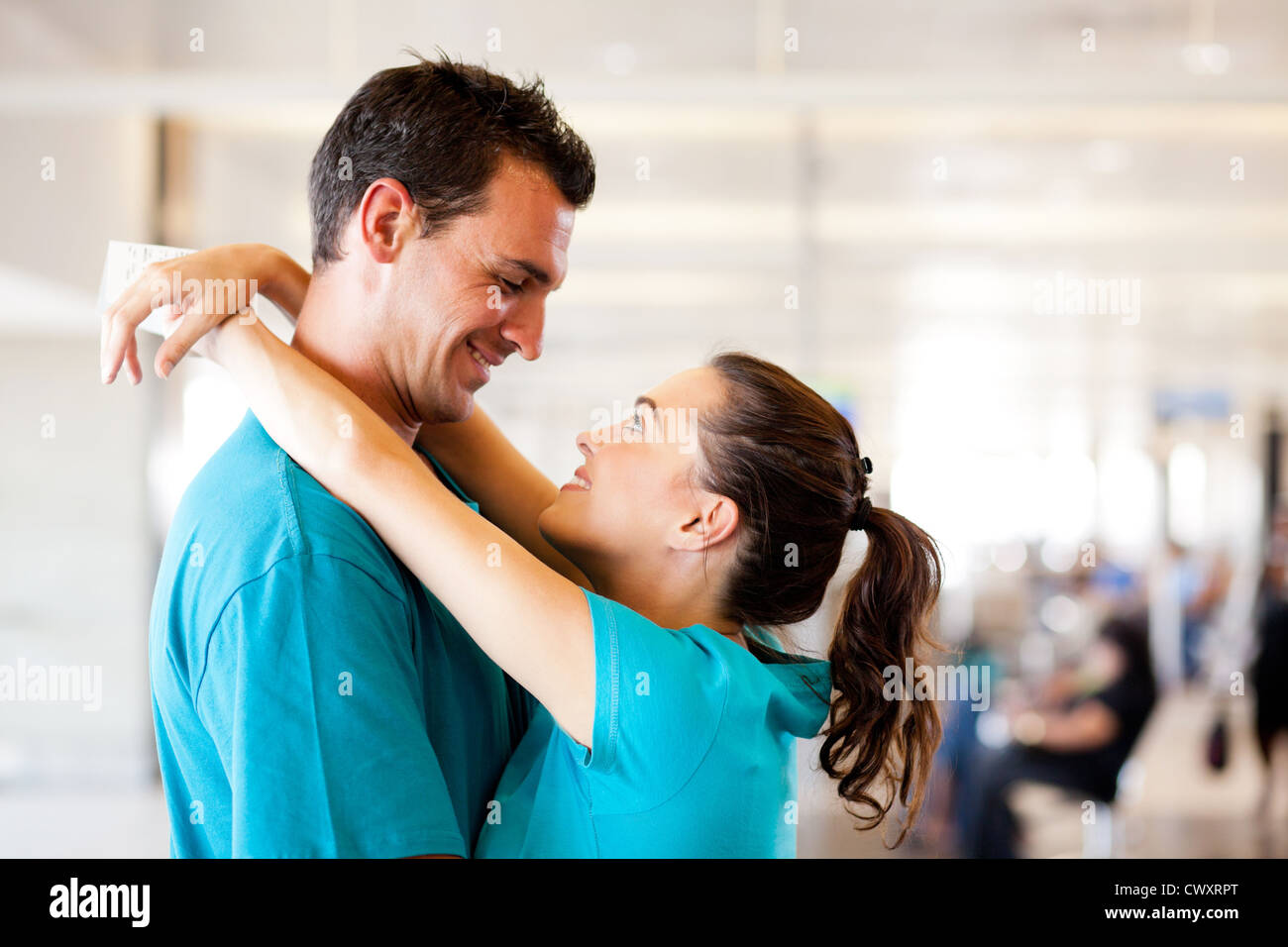 Jeune couple aimant dire au revoir à l'aéroport Banque D'Images