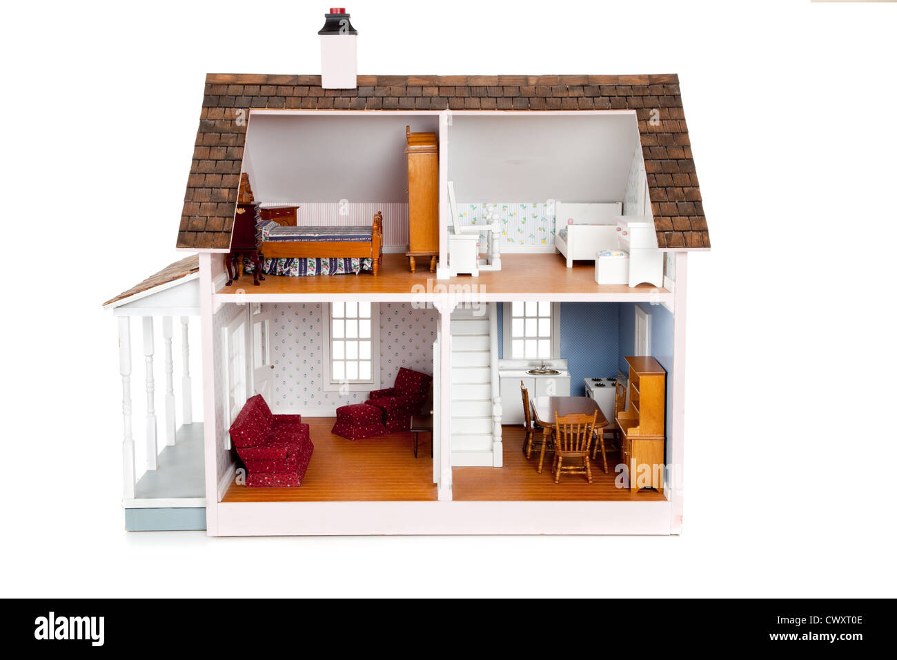 Une maison de poupée en bois sur fond blanc Banque D'Images