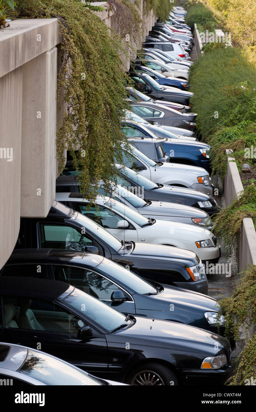 Parking partiellement ouverte Banque D'Images Parking partiellement ouverte Banque D'Images