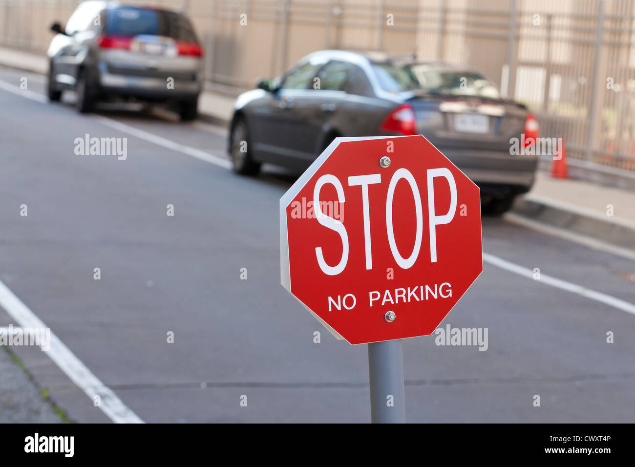 Stop - No Parking sign in alley Banque D'Images