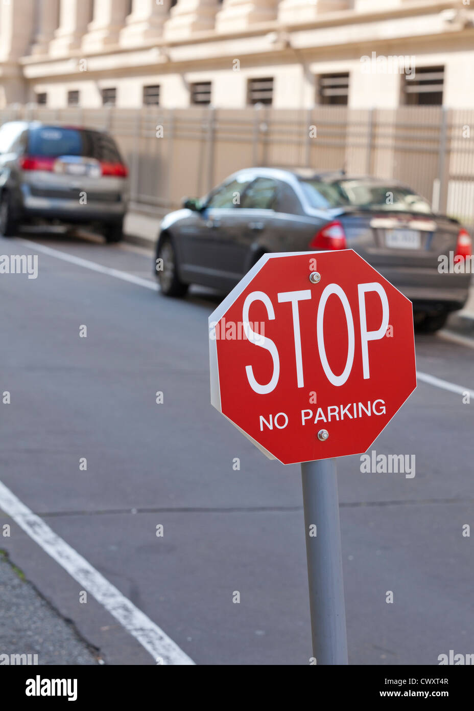 Stop - No Parking sign in alley Banque D'Images