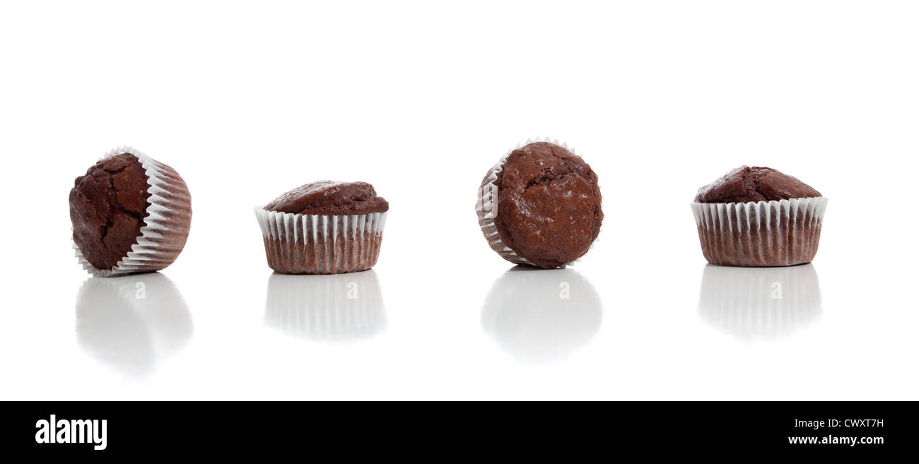 Une rangée de muffins au chocolat sur fond blanc Banque D'Images