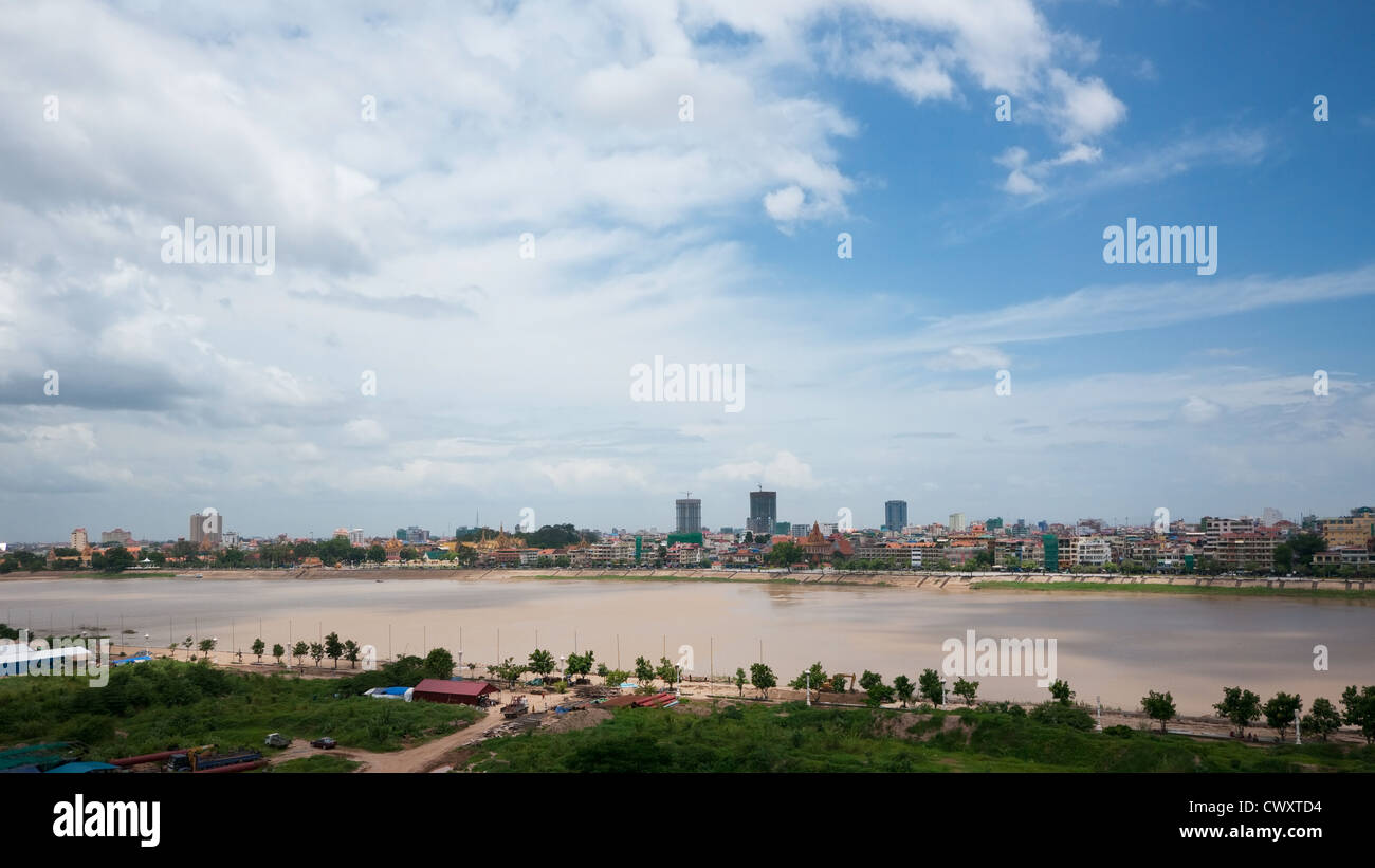 Phnom Penh, la capitale du Cambodge, vu de l'autre côté de la rivière Tonle Sap. Banque D'Images