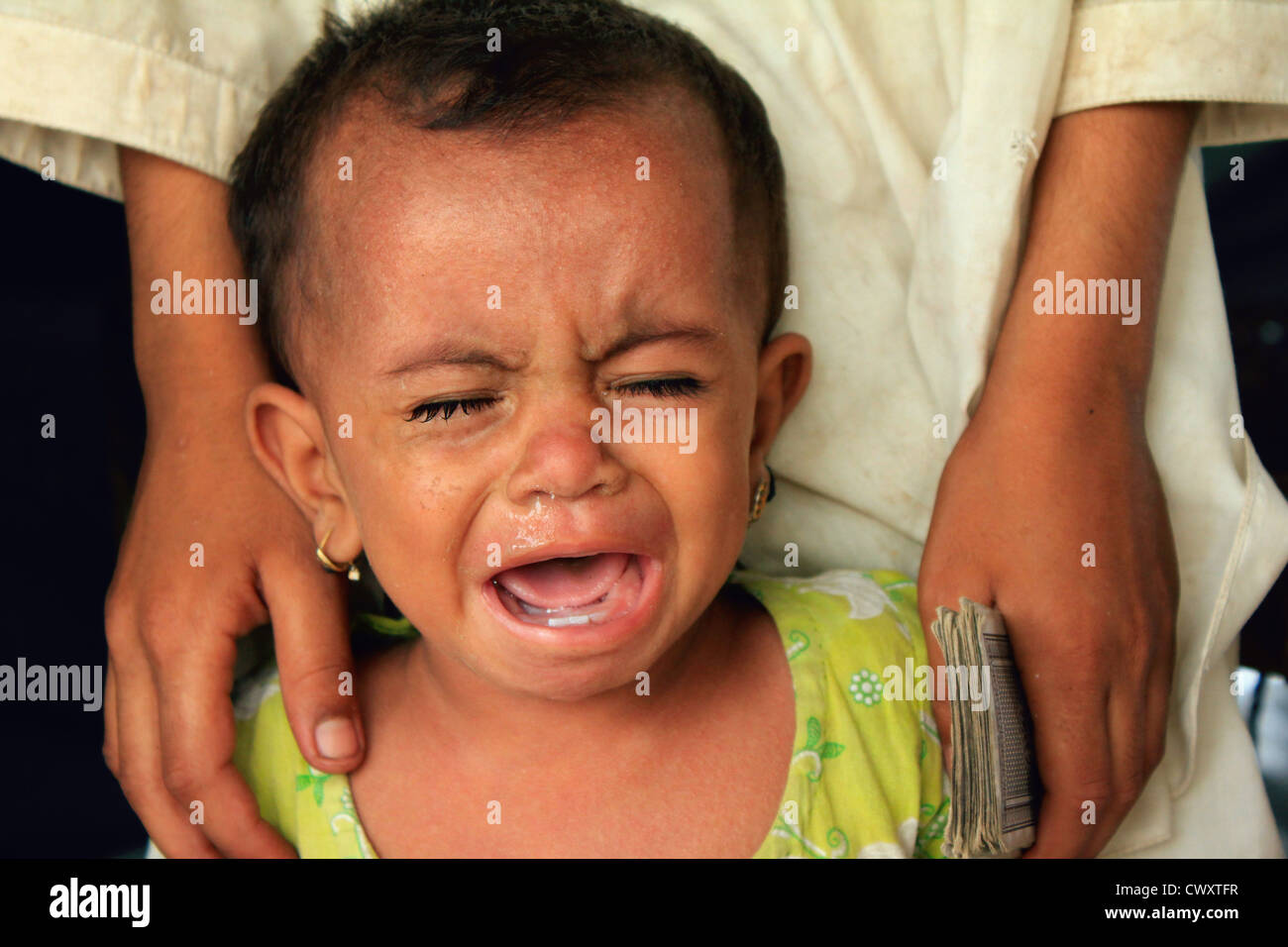 L'enfant pleure des réfugiés de la faim dans un camp de réfugiés pour les victimes des inondations au Pakistan, Shikarpur - 19 août 2010 Banque D'Images