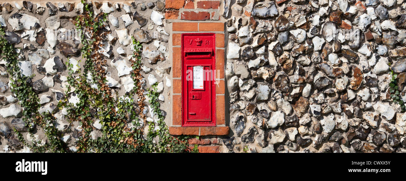 Post Box intégré dans un mur de briques et silex de Norfolk à Spixworth Banque D'Images