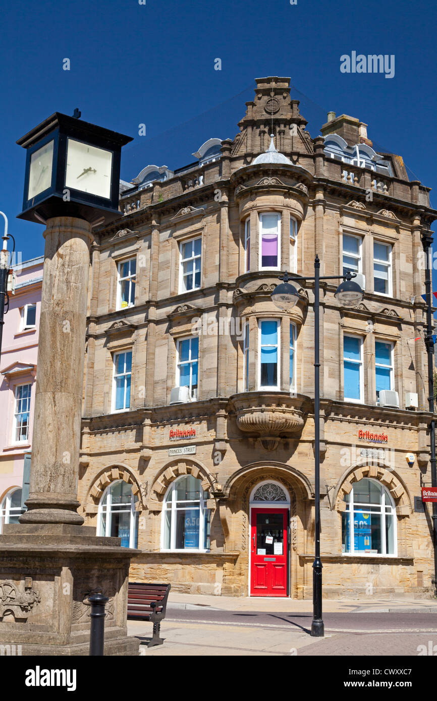 L'horloge du millénaire en face de Britannia Building Society, Yeovil, Somerset Banque D'Images