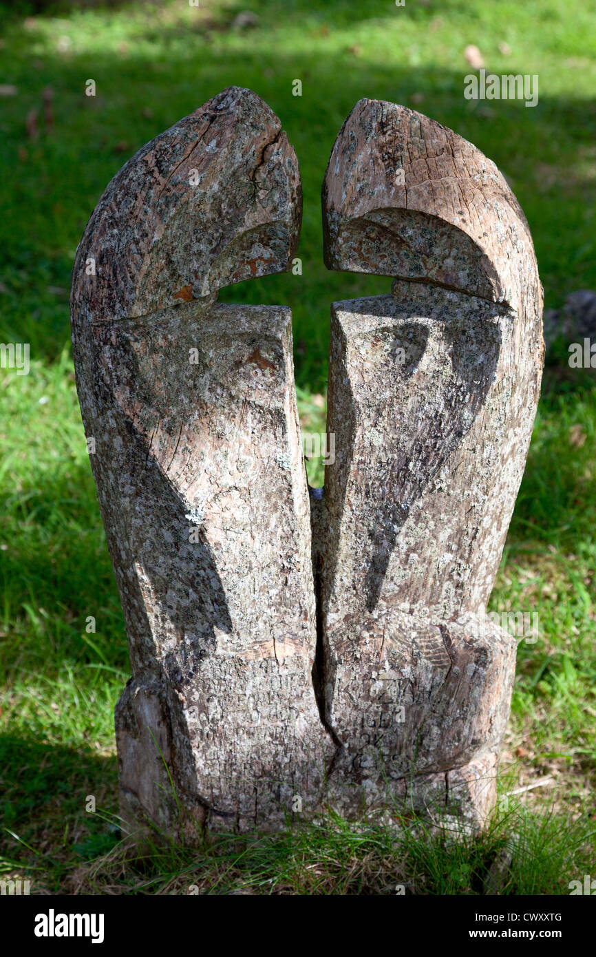 Une pierre tombale taillée dans un arbre, à l'église Holy Trinity, TOTNES, Devon Banque D'Images