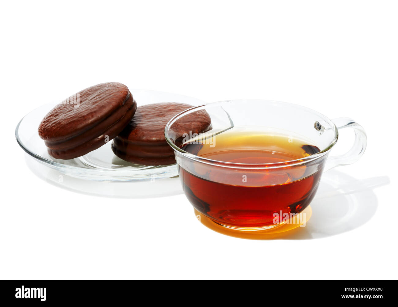 Le thé noir dans une tasse en verre, sur un fond blanc isolé. Banque D'Images