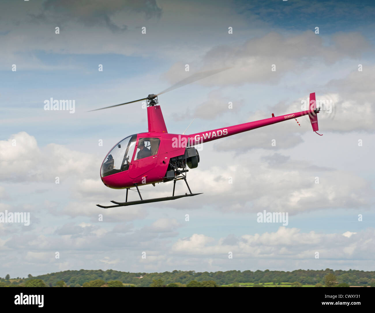 Robinson R22 beta privée civile siège deux petit hélicoptère à Halfpenny Green Airport, Wolverhampton. West Midlands. 8372 SCO Banque D'Images