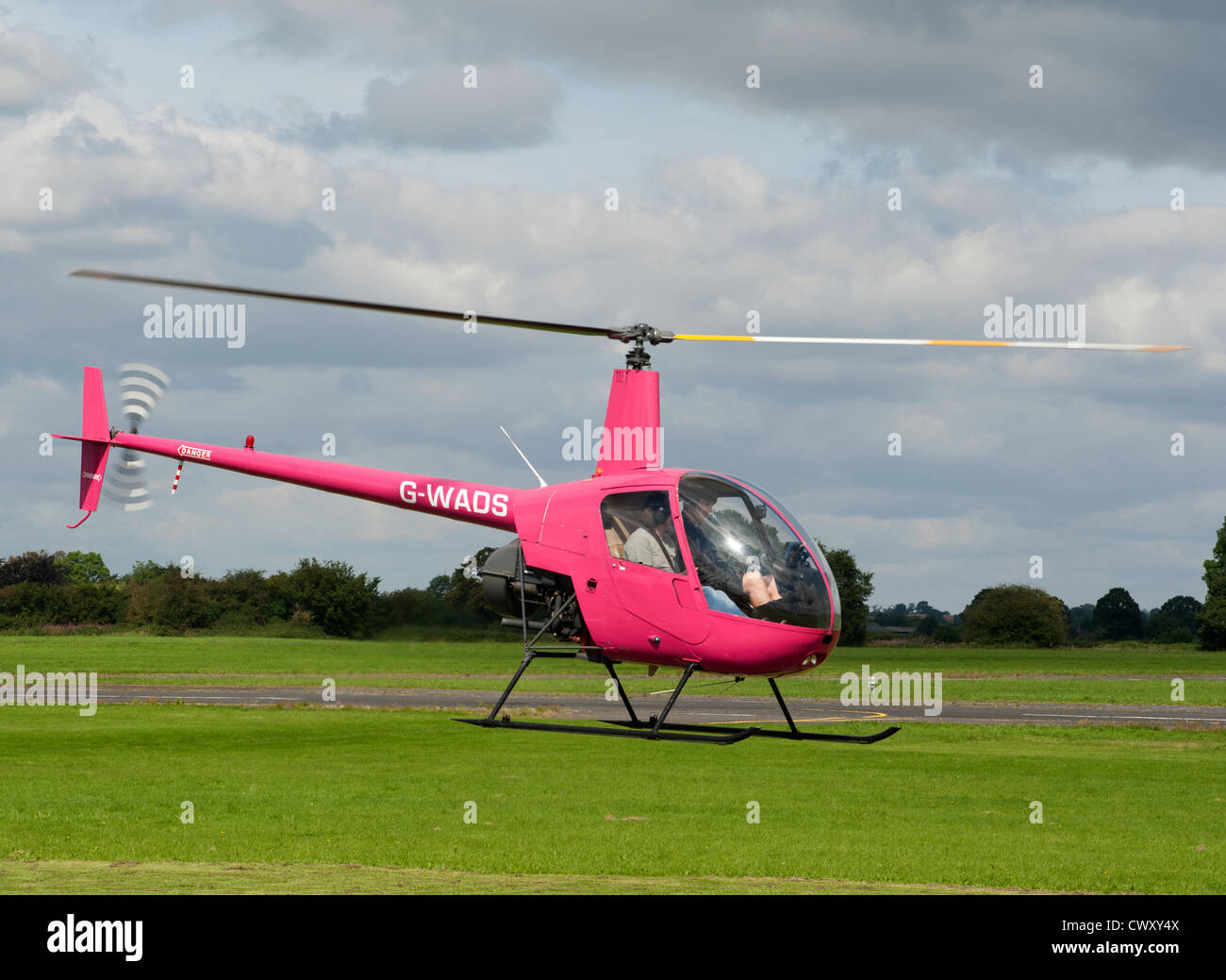 Robinson R22 beta privée civile siège deux petit hélicoptère à Halfpenny Green Airport, Wolverhampton. West Midlands. 8379 SCO Banque D'Images