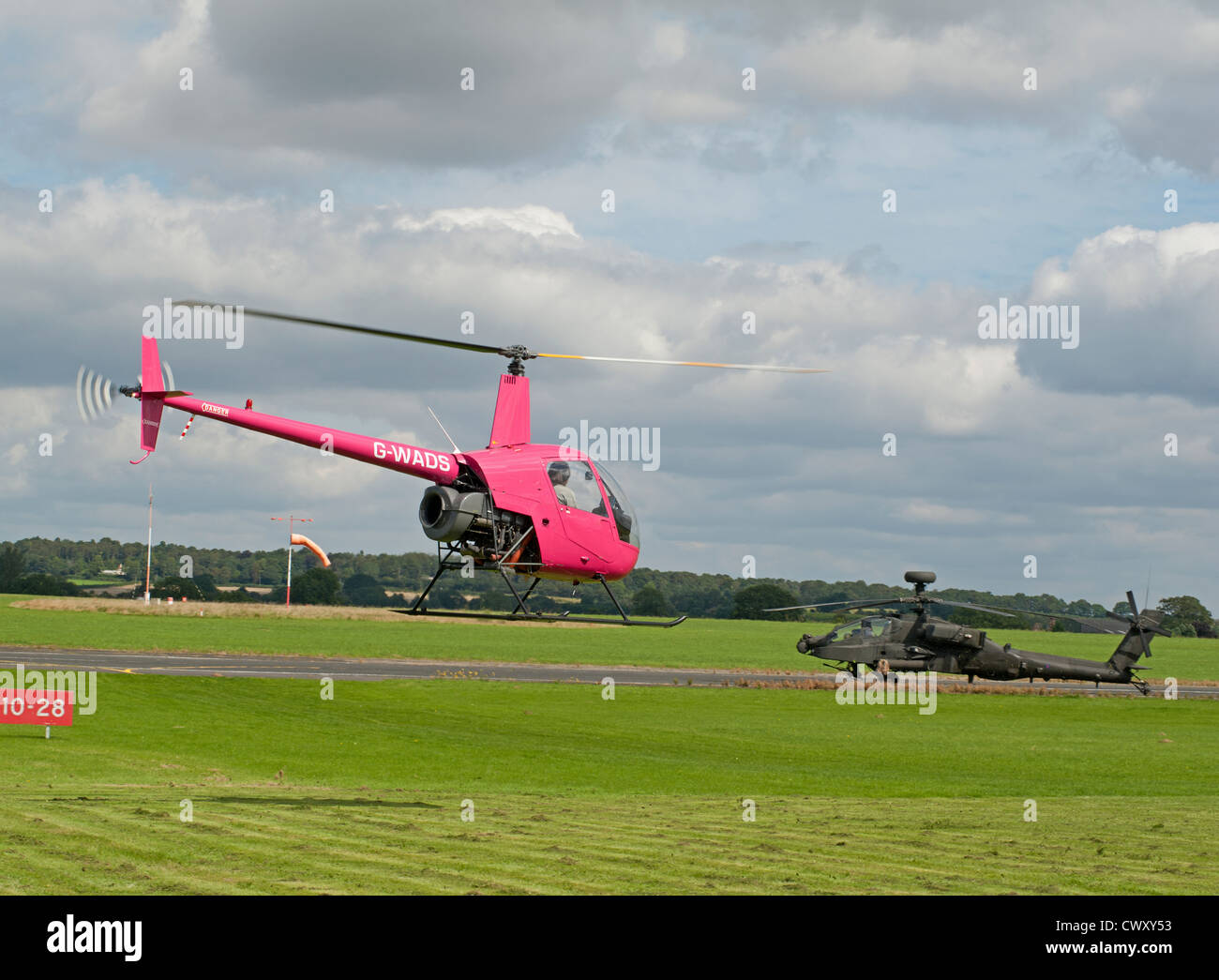 Robinson R22 beta privée civile siège deux petit hélicoptère à Halfpenny Green Airport, Wolverhampton. West Midlands. 8380 SCO Banque D'Images