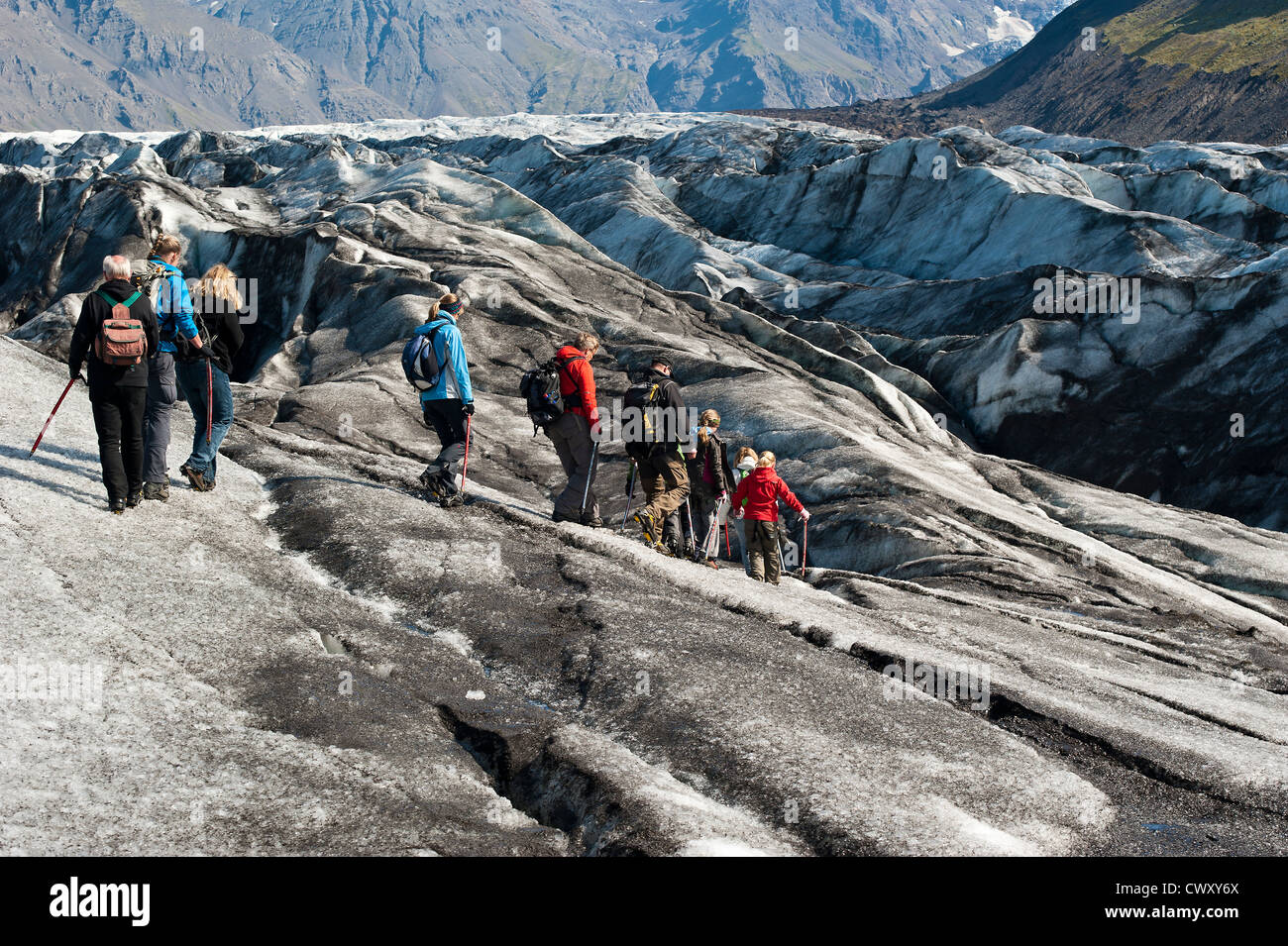 Groupe de personnes randonnée sur glacier Vatnajökull, Islande Banque D'Images