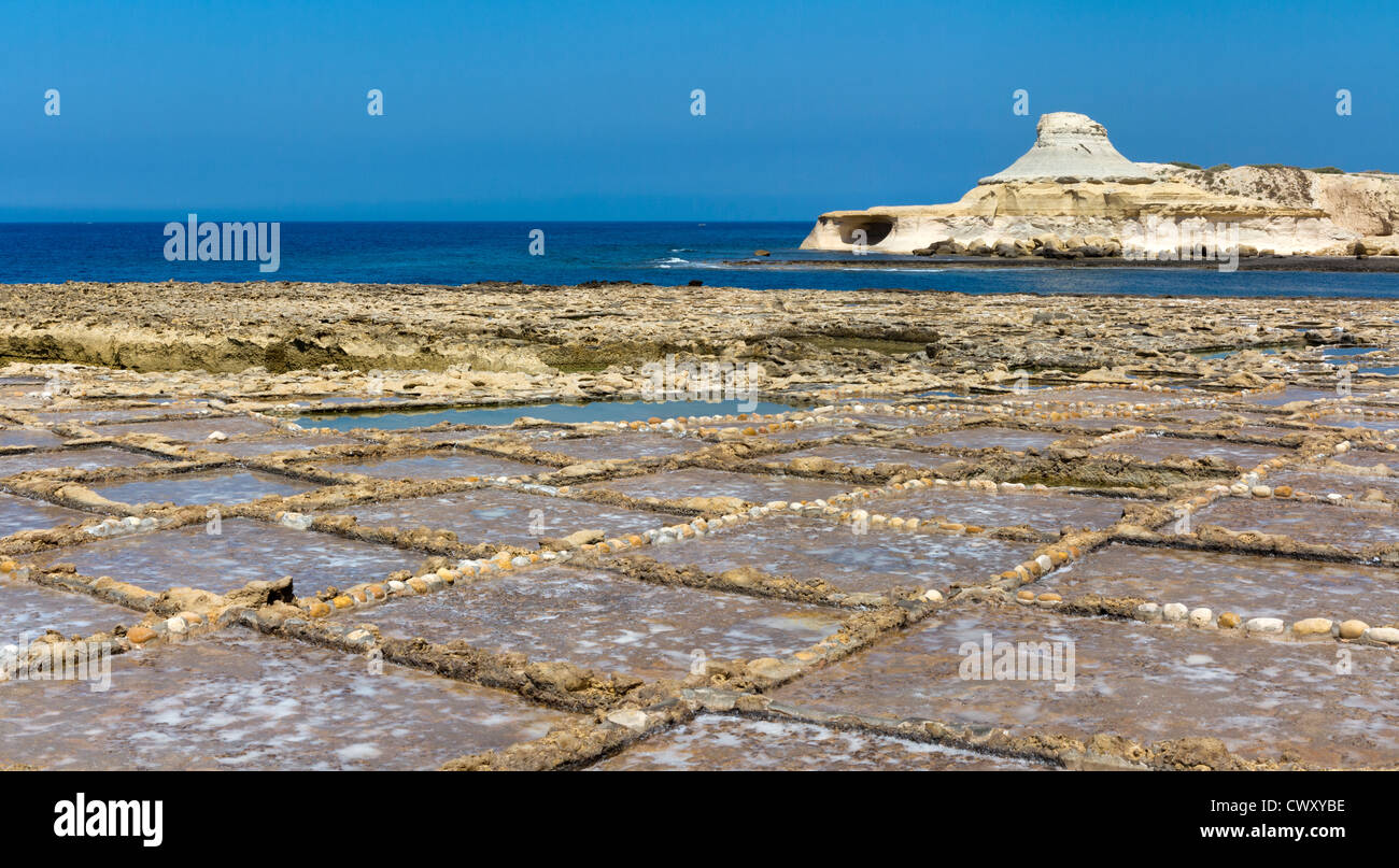 Les marais salants près de Qbajjar Road, Marsalforn sur l'île de Gozo, Mer Méditerranée. Banque D'Images
