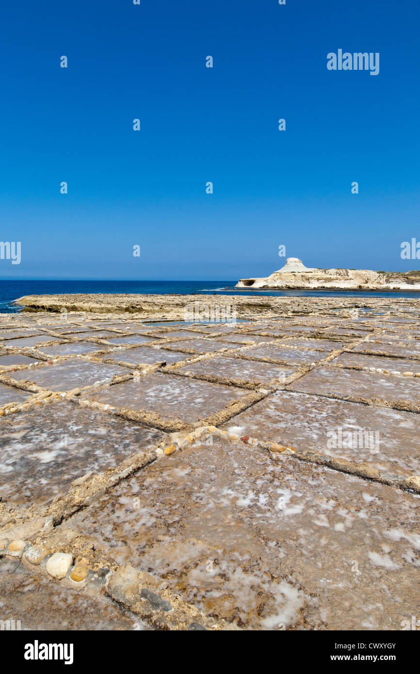 Les marais salants près de Qbajjar Road, Marsalforn sur l'île de Gozo, Mer Méditerranée. Banque D'Images