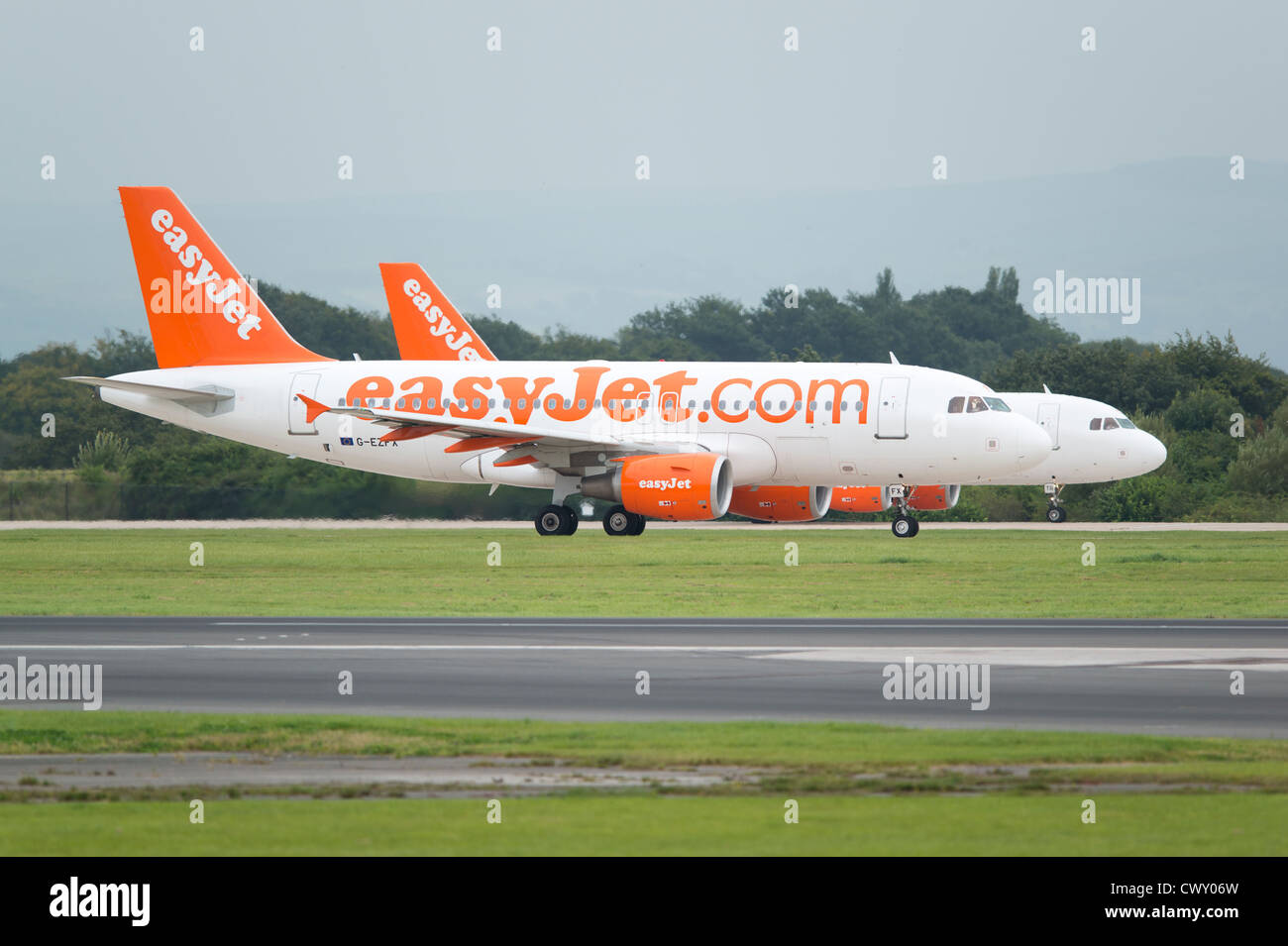 Deux avions Airbus A319 d'EasyJet était assis en attente sur la piste de l'Aéroport International de Manchester (usage éditorial uniquement) Banque D'Images