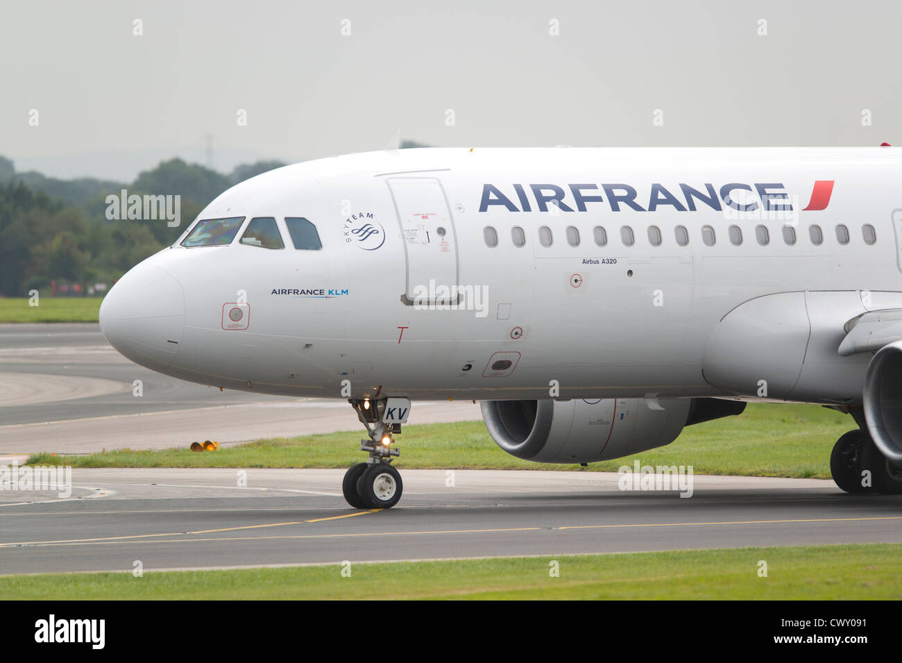 Un Airbus A320 d'Air France le roulage sur la piste de l'Aéroport International de Manchester (usage éditorial uniquement) Banque D'Images