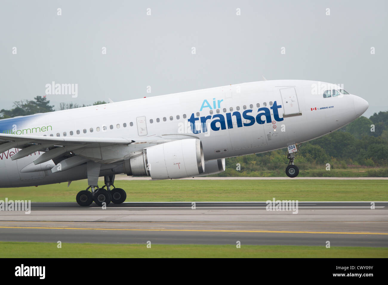Un Airbus A310 d'Air Transat qui a décollé de l'Aéroport International de Manchester (usage éditorial uniquement) Banque D'Images