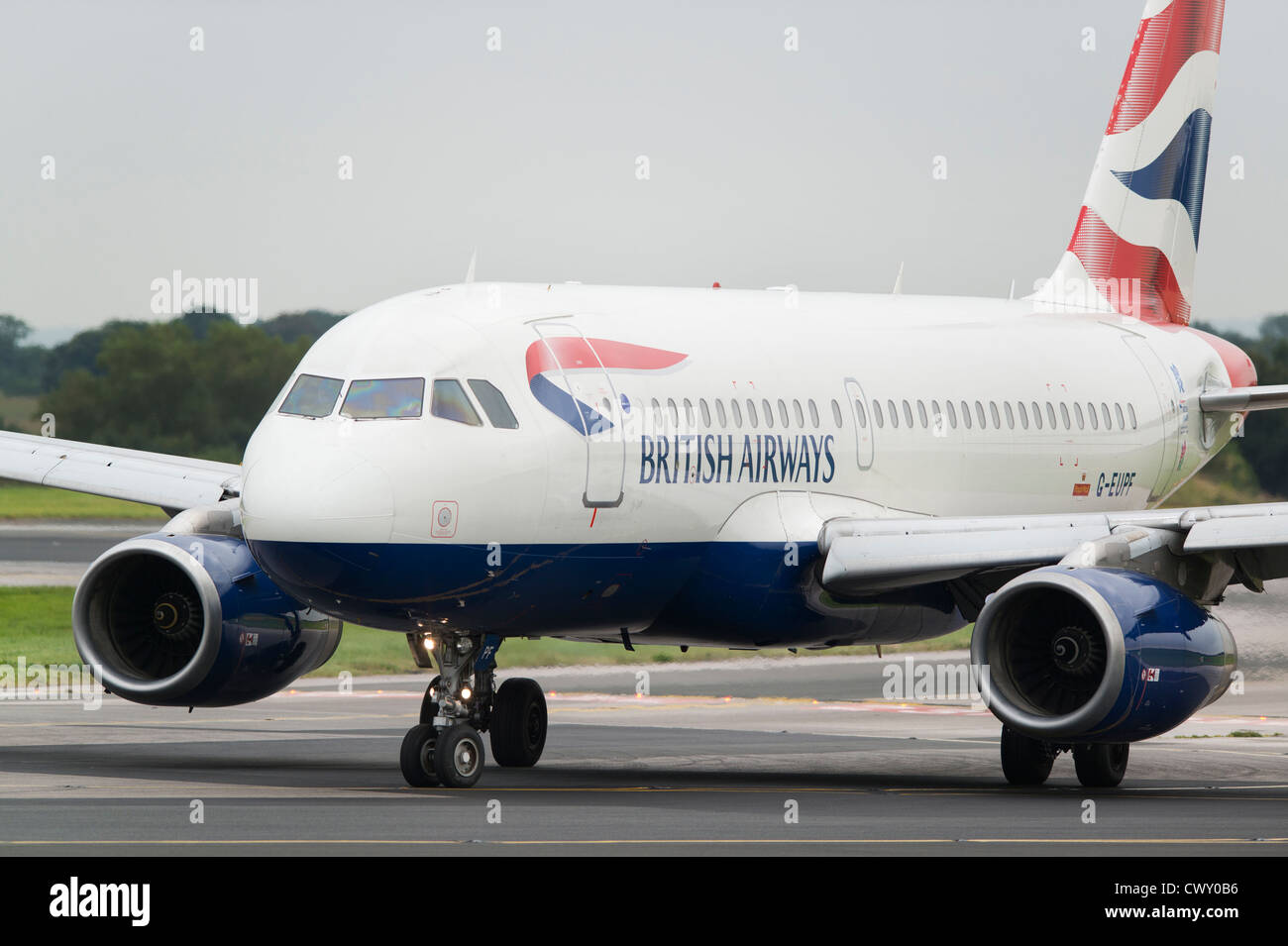 Un British Airways Airbus A319 le roulage sur la piste de l'Aéroport International de Manchester (usage éditorial uniquement) Banque D'Images