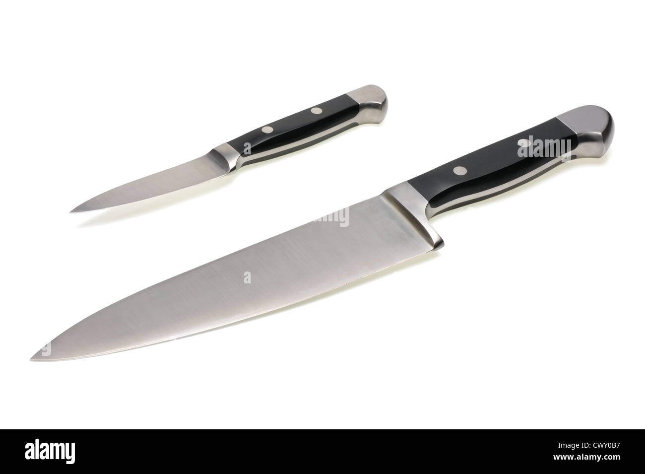 Couteau de cuisine en acier forgé deux sur un fond blanc, isolé Banque D'Images