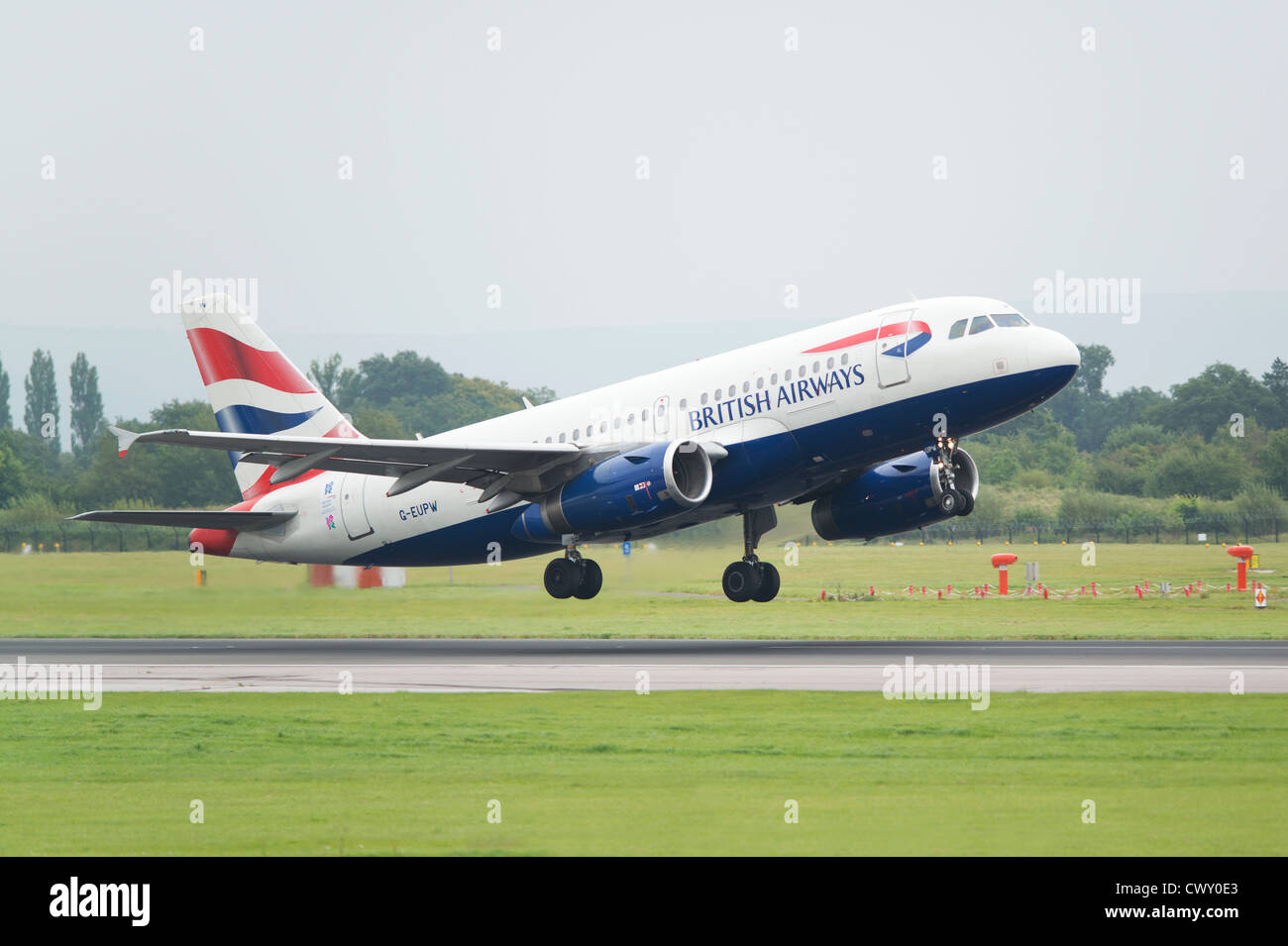 Un British Airways Airbus A319 qui décolle de l'Aéroport International de Manchester (usage éditorial uniquement) Banque D'Images