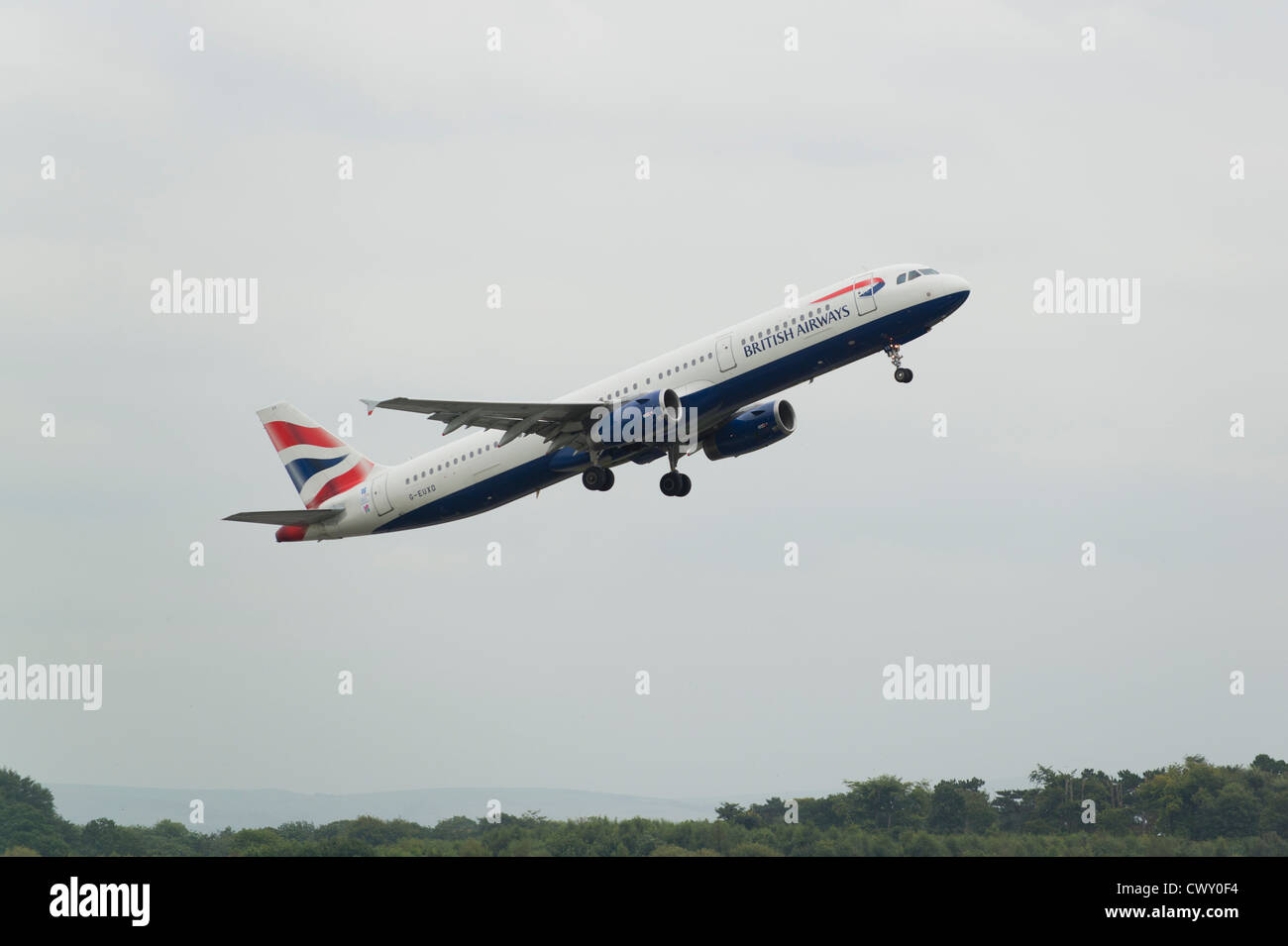 Un British Airways Airbus A321 décollant de l'Aéroport International de Manchester (usage éditorial uniquement) Banque D'Images