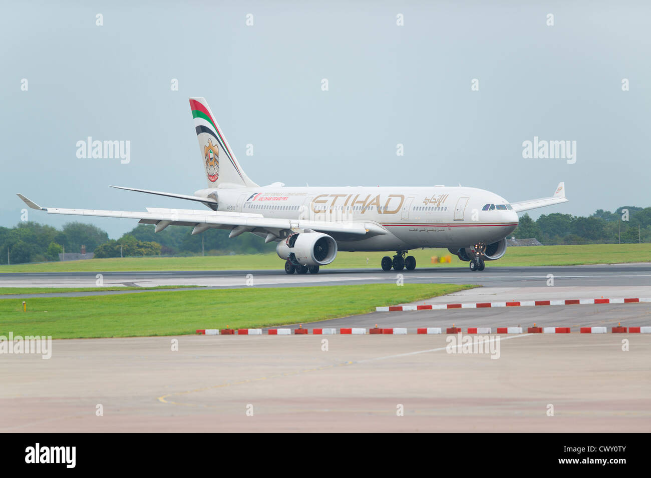 Un Airbus A330 d'Etihad le roulage sur la piste de l'Aéroport International de Manchester (usage éditorial uniquement) Banque D'Images