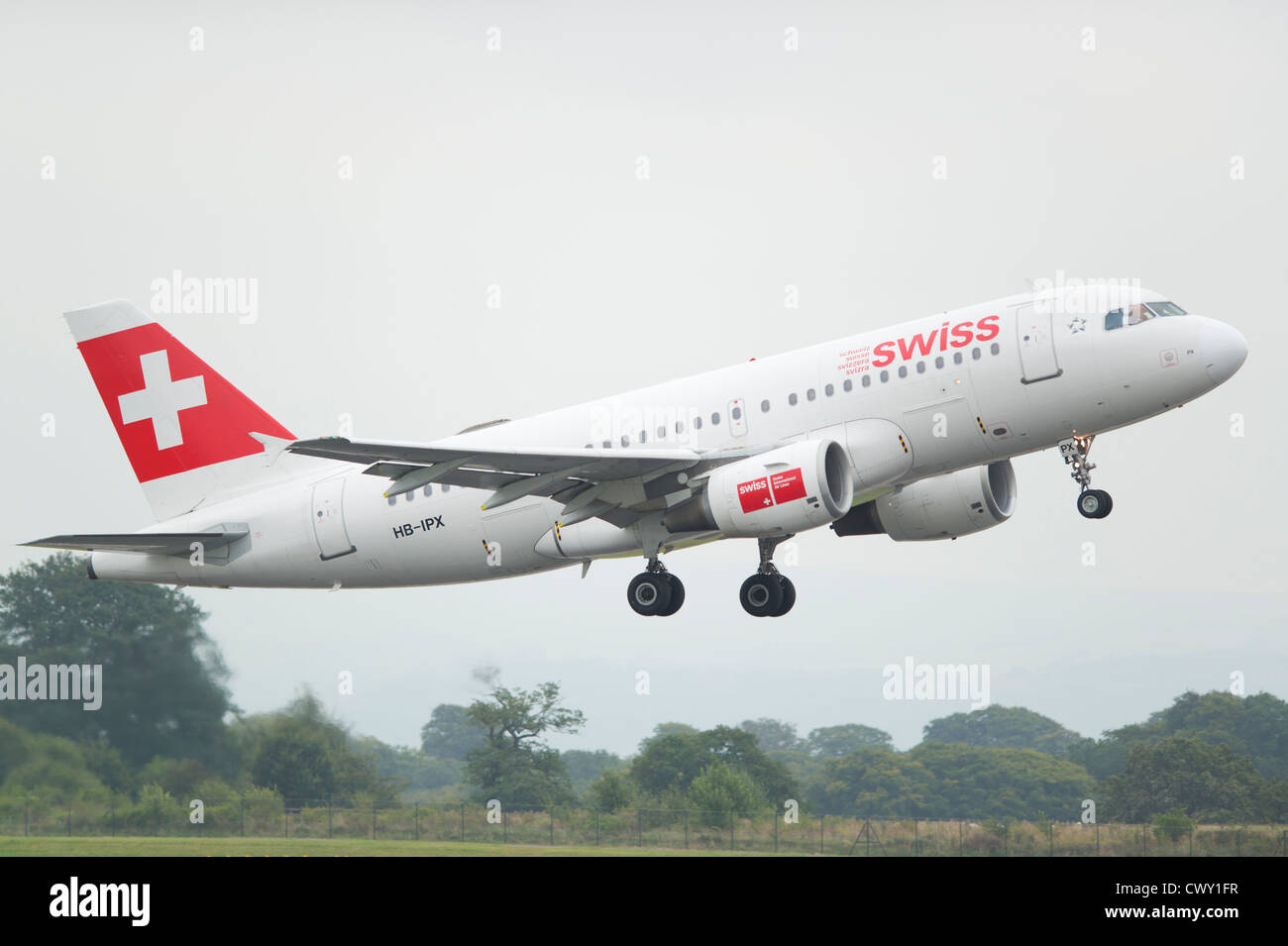 Un Swiss International Airlines Airbus A319 qui décolle de l'Aéroport International de Manchester (usage éditorial uniquement) Banque D'Images