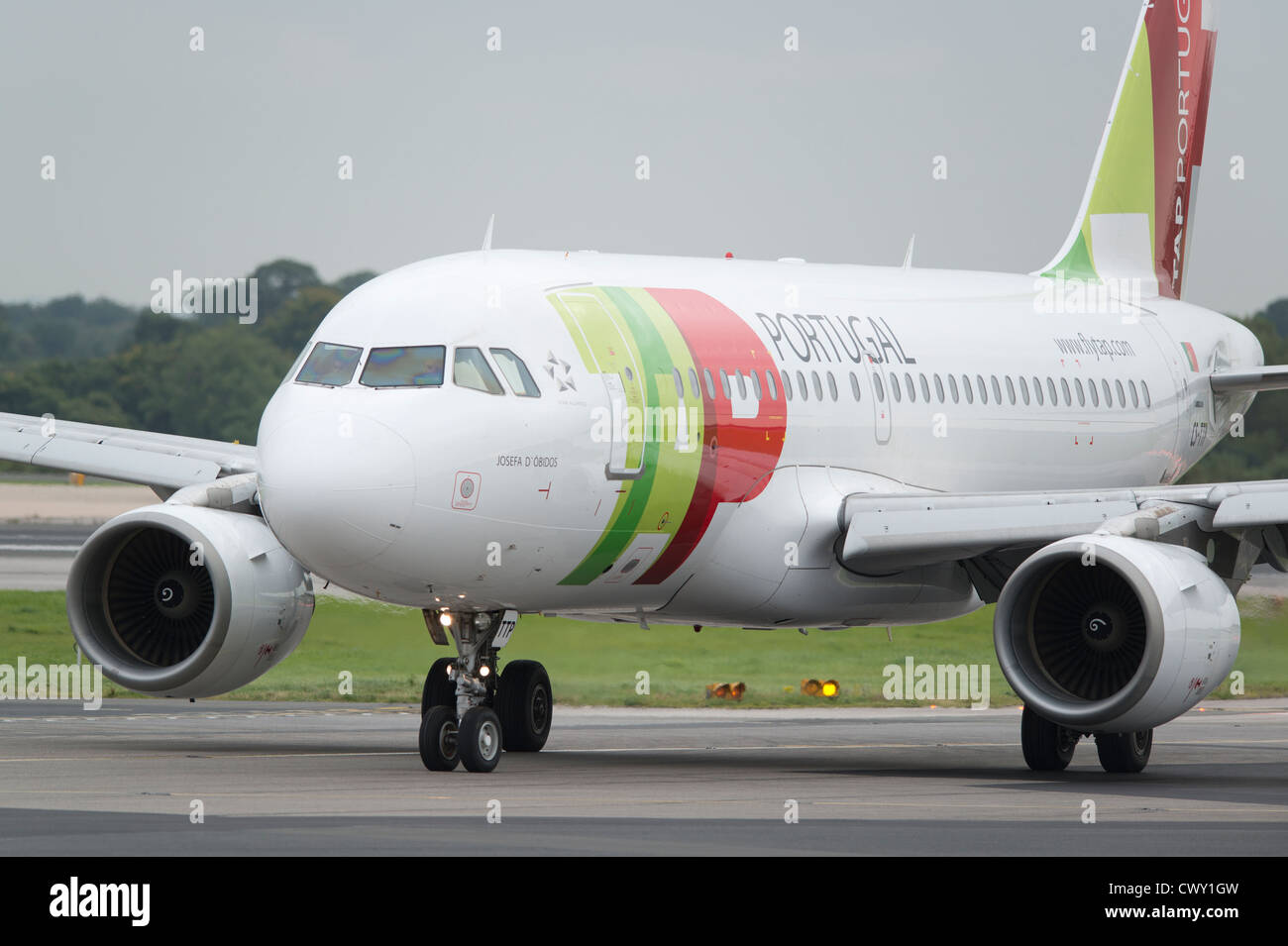 Un Airbus A319 de la TAP Portugal le roulage sur la piste de l'Aéroport International de Manchester (usage éditorial uniquement) Banque D'Images