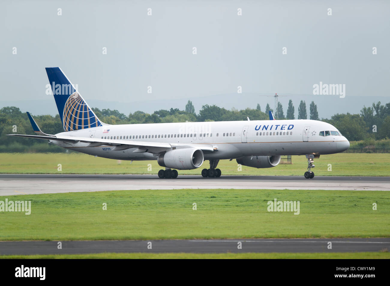 Un Boeing 757 de United Airlines sur le point de décoller de l'Aéroport International de Manchester (usage éditorial uniquement) Banque D'Images