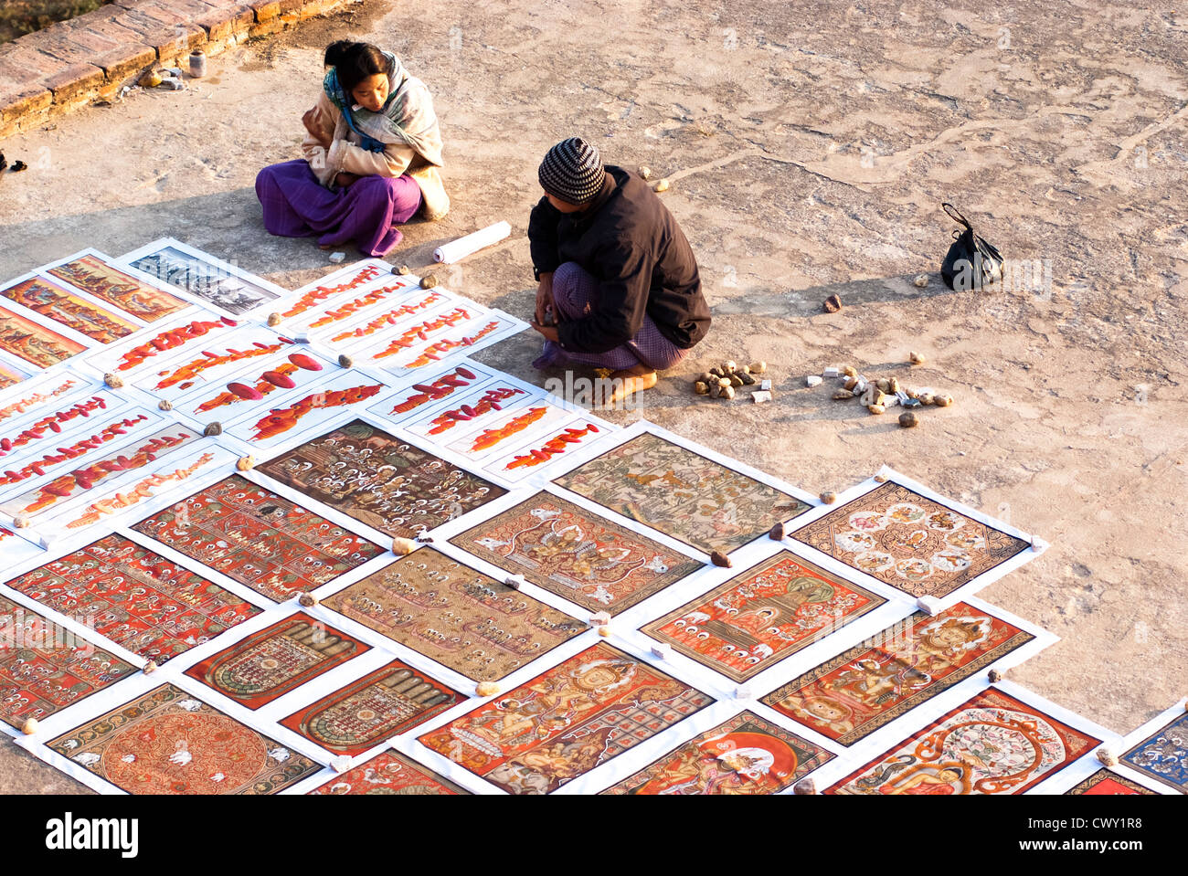 Peintures de sable à vendre à l'extérieur d'un temple de Bagan, Myanmar Banque D'Images