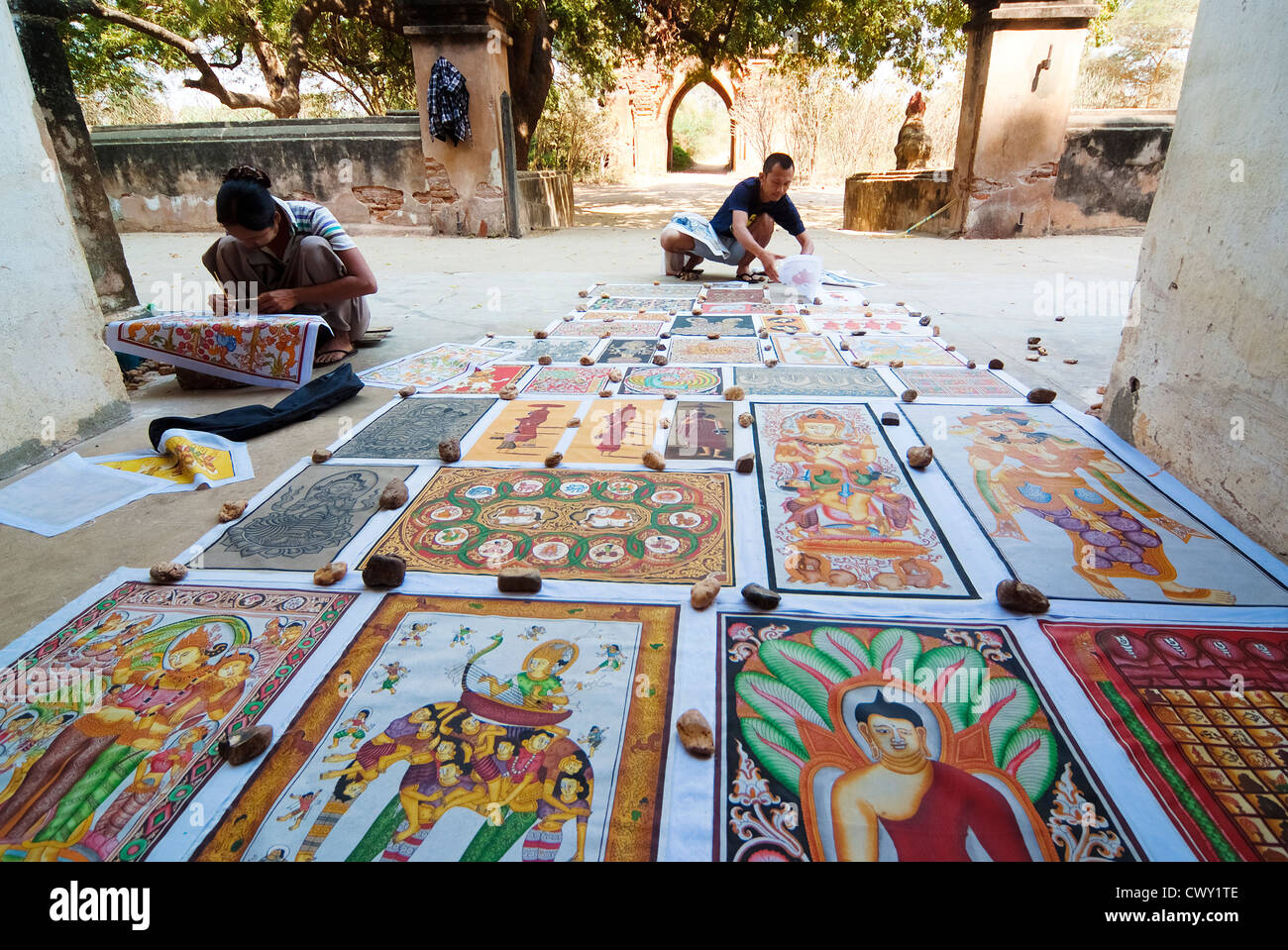 Peintures de sable à vendre à l'extérieur d'un temple de Bagan, Myanmar Banque D'Images