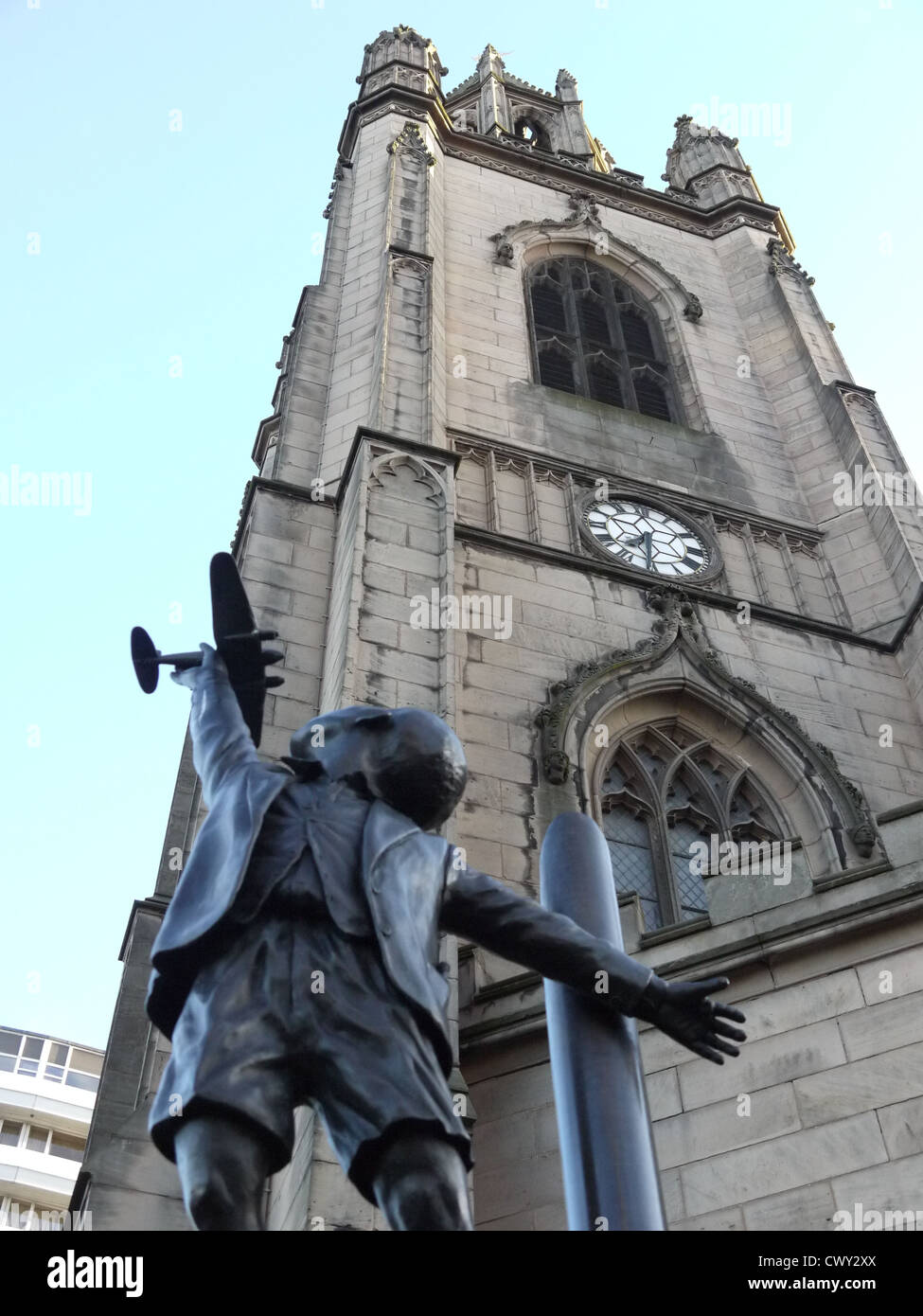 Memorial Blitz par Tom Murphy, l'église St Nicolas, Liverpool en face du bâtiment du foie Banque D'Images
