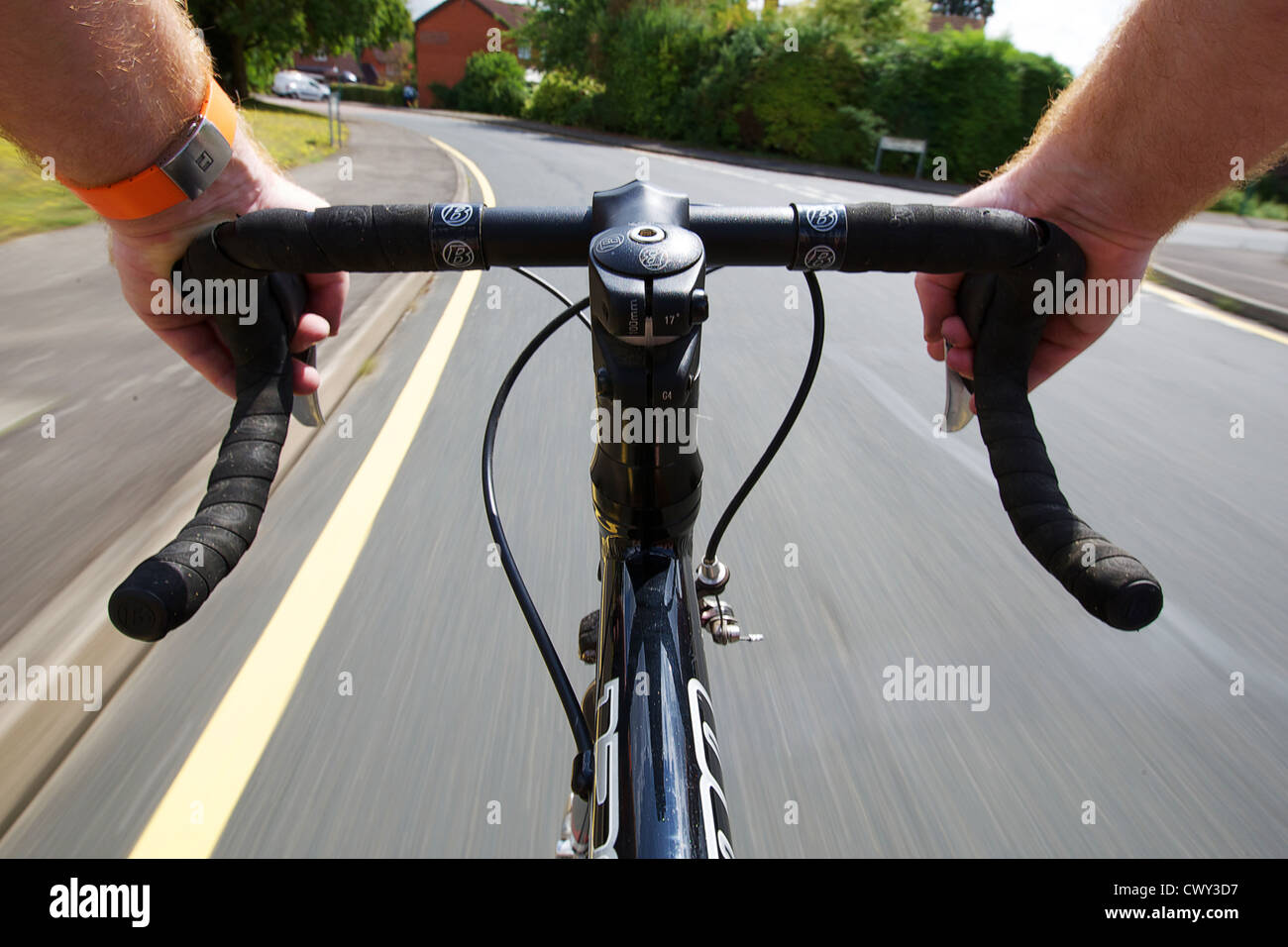 Vue panoramique de cycliste de la bicyclette à l'avant montrant guidon Banque D'Images