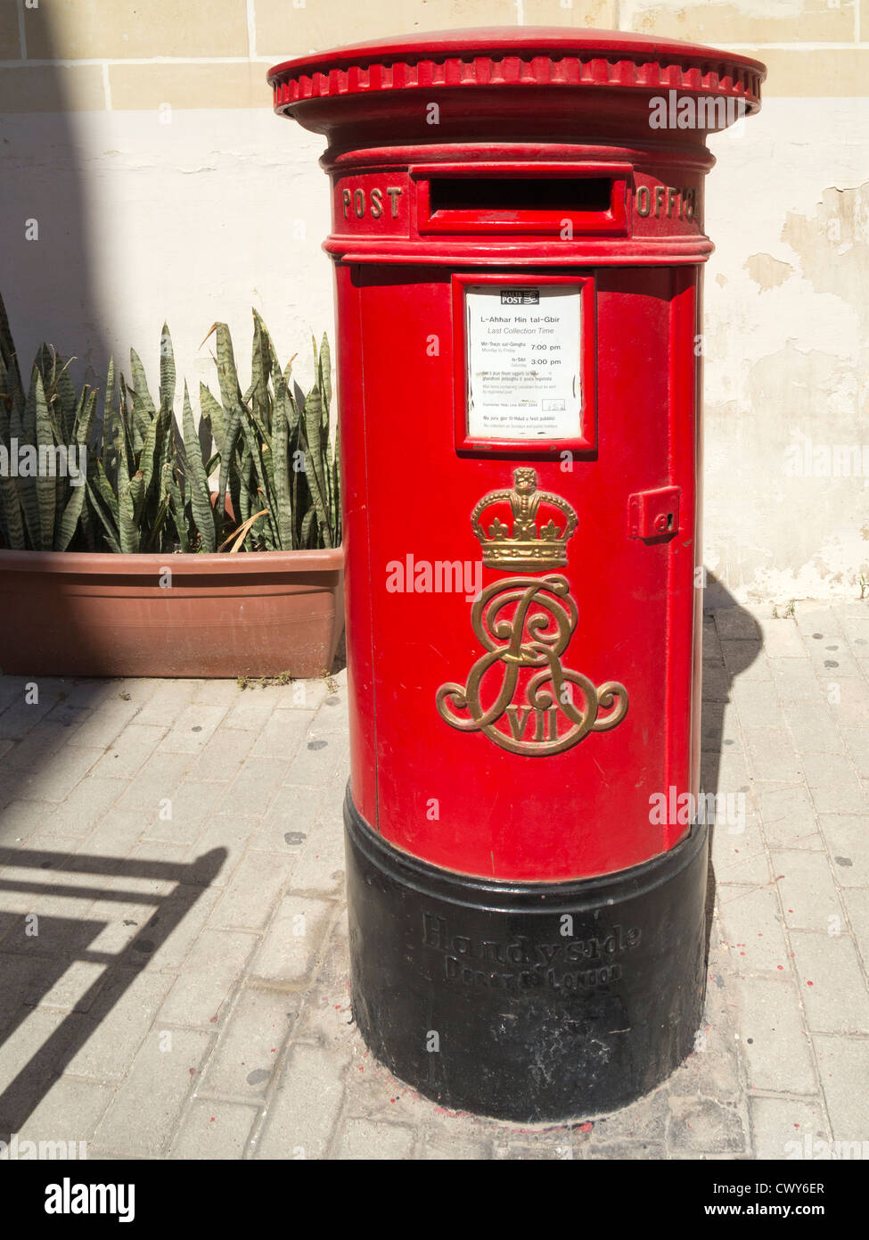 Post box depuis le règne du roi Édouard VII vu sur l'île de Malte, mer Méditerranée Banque D'Images