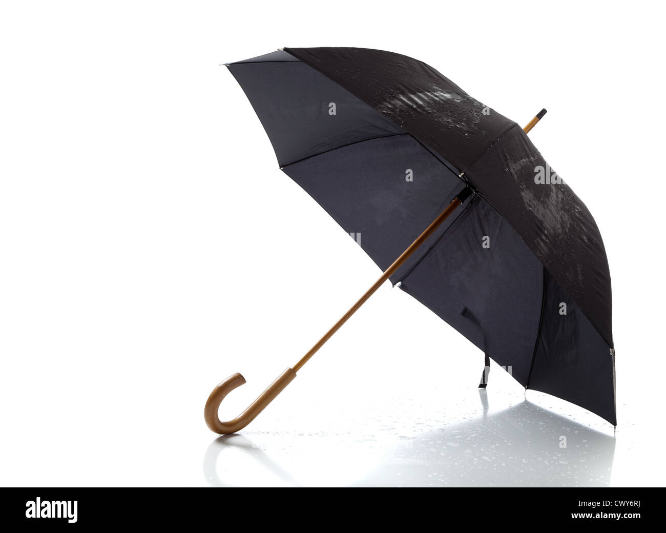 Un parapluie noir avec un manche en bois ouverte sur un fond blanc Banque D'Images