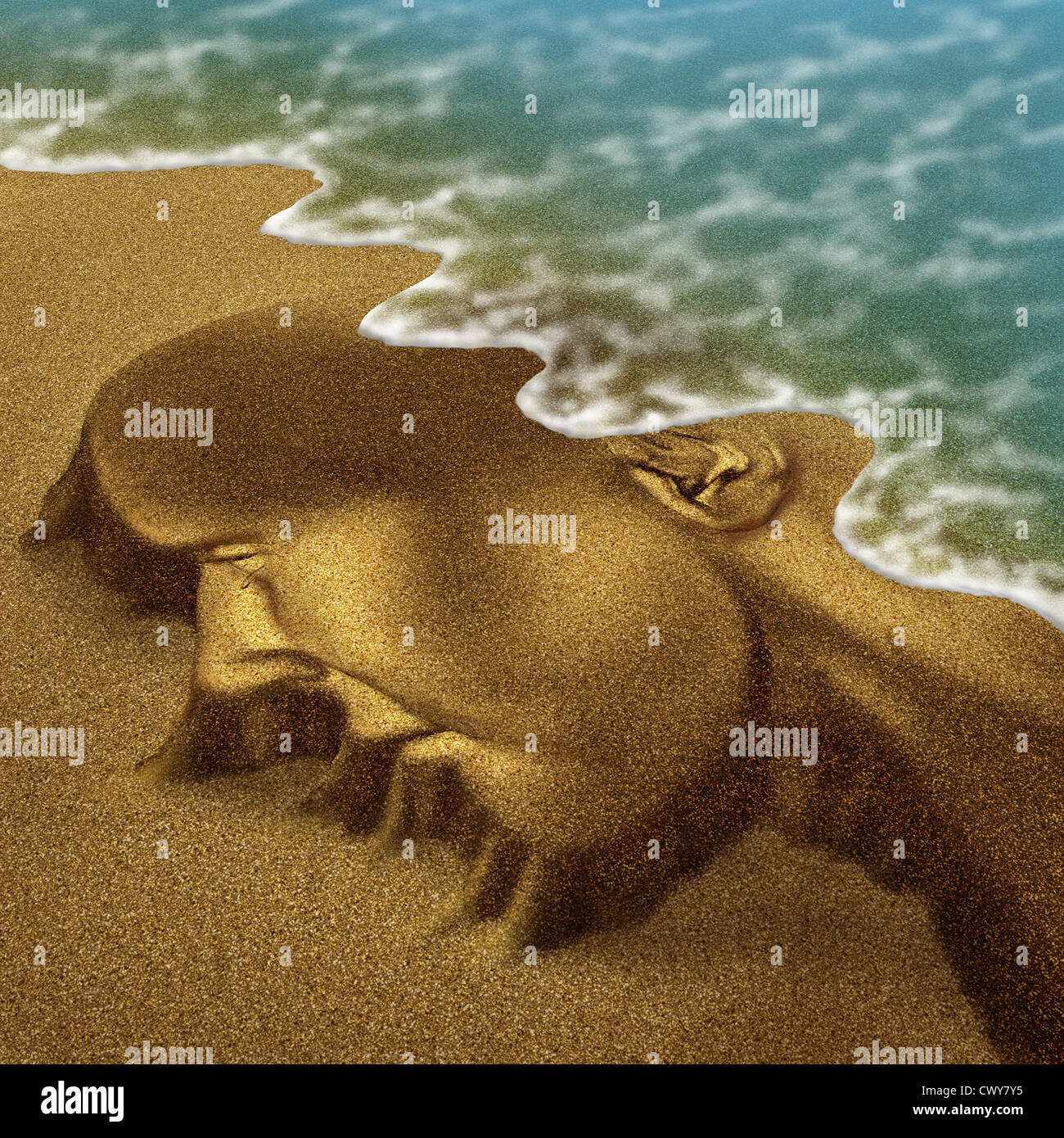 Les problèmes de mémoire à cause de la démence et d'Alzheimer en tant que concept de vieillissement de soins de santé avec une tête et cerveau sculptée dans le sable sur la plage avec l'océan de laver la voiture de fonction avec la marée. Banque D'Images