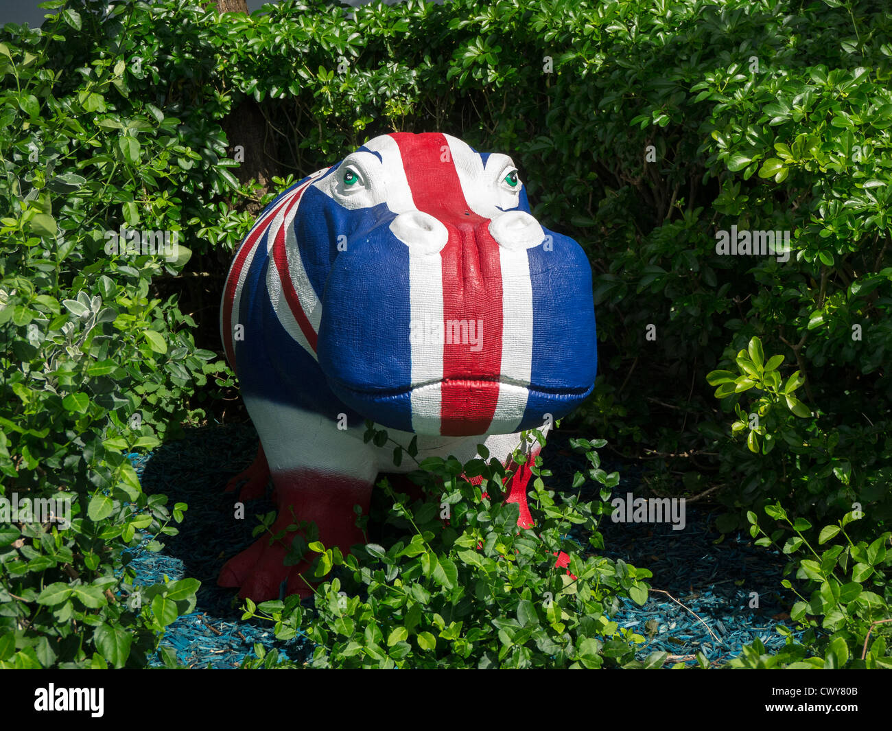 Hippopotame en plastique au centre commercial de Cribbs Causeway, peint par l'artiste Benjamin Jones pour célébrer le jubilé de la Reine Banque D'Images