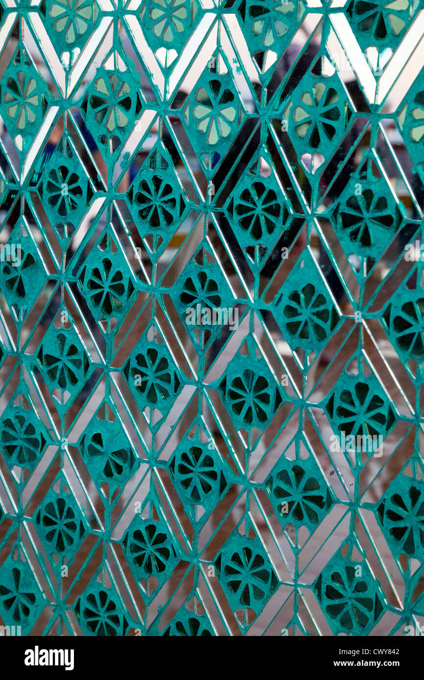 Le Myanmar, Birmanie. Pagode Sutaungpyei, Mandalay Hill Temple. La décoration de la conception géométrique de la colonne du Temple. Banque D'Images