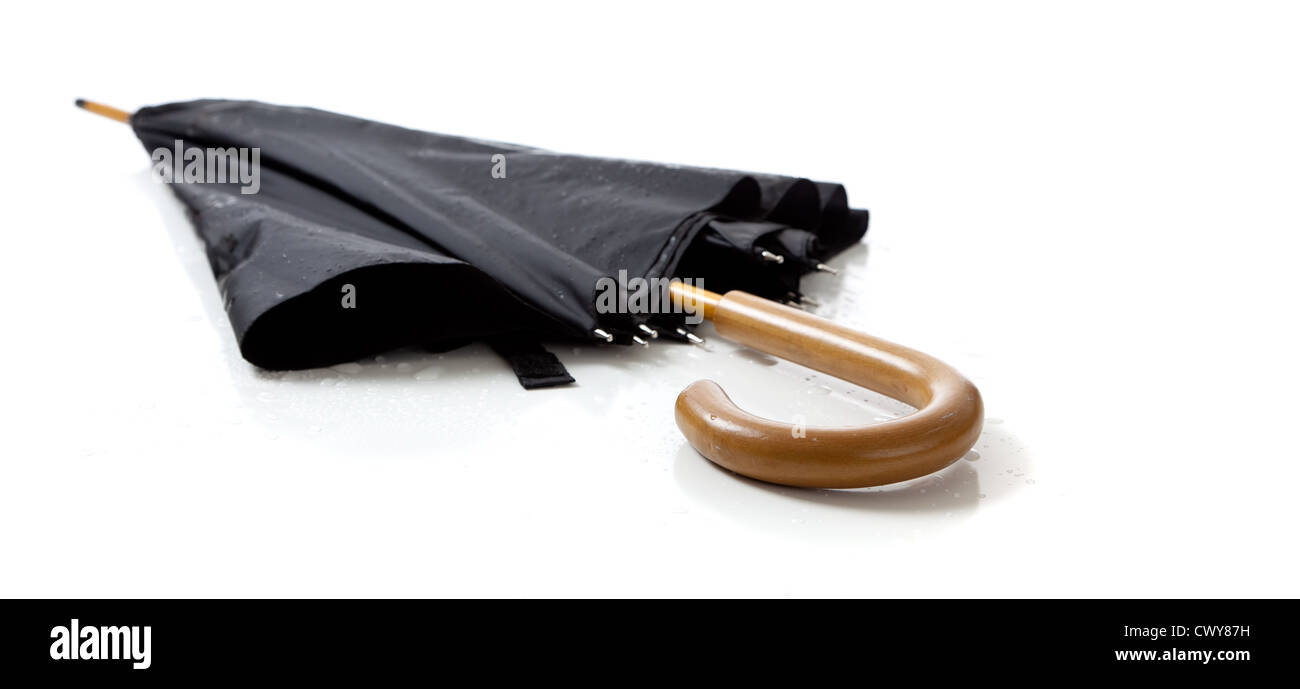 Un parapluie noir avec un manche en bois sur fond blanc Banque D'Images