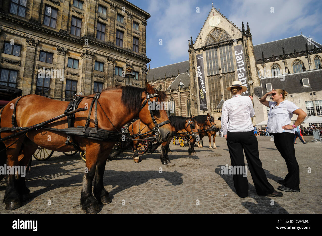 Les charretiers en attendent les touristes, Dam Square, Amsterdam, Pays-Bas Banque D'Images
