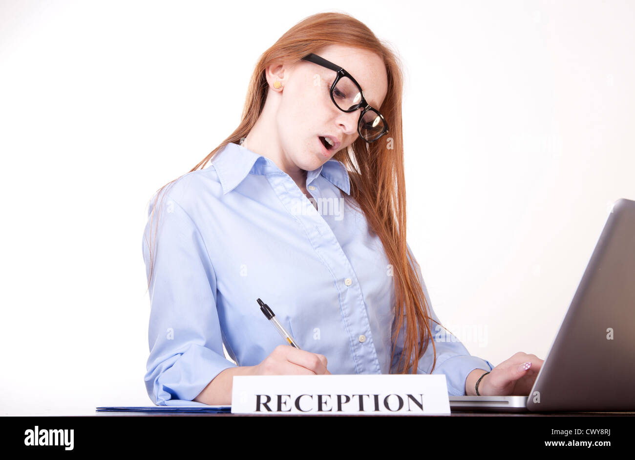 Portrait d'une jeune femme séduisante de travail de réceptionniste. Banque D'Images