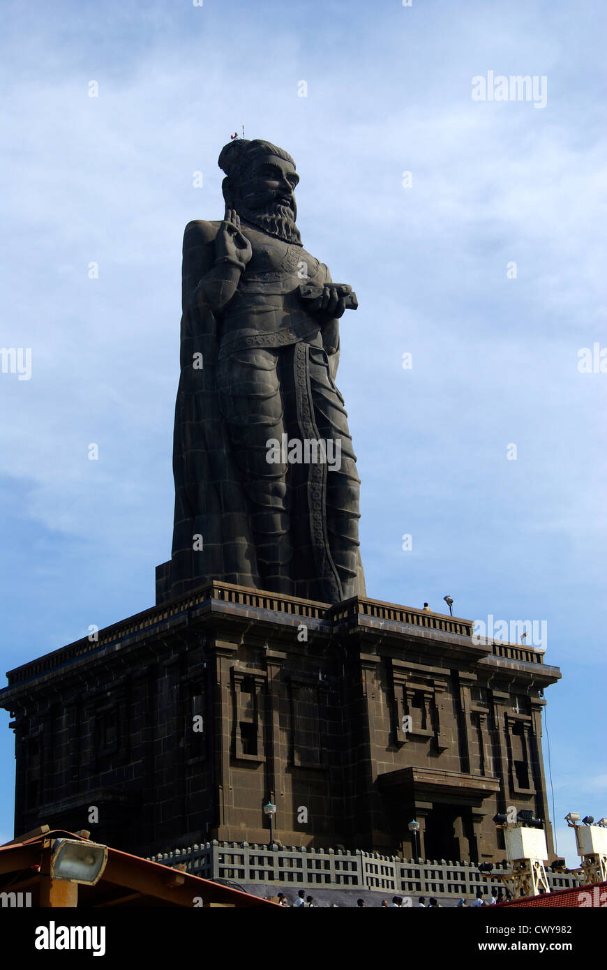 Thiruvalluvar Statue dans Kanyakumari Cap Comorin à petite île dans le sud de l'Inde 133 pieds de haut de la sculpture sur pierre de poète tamoul Banque D'Images