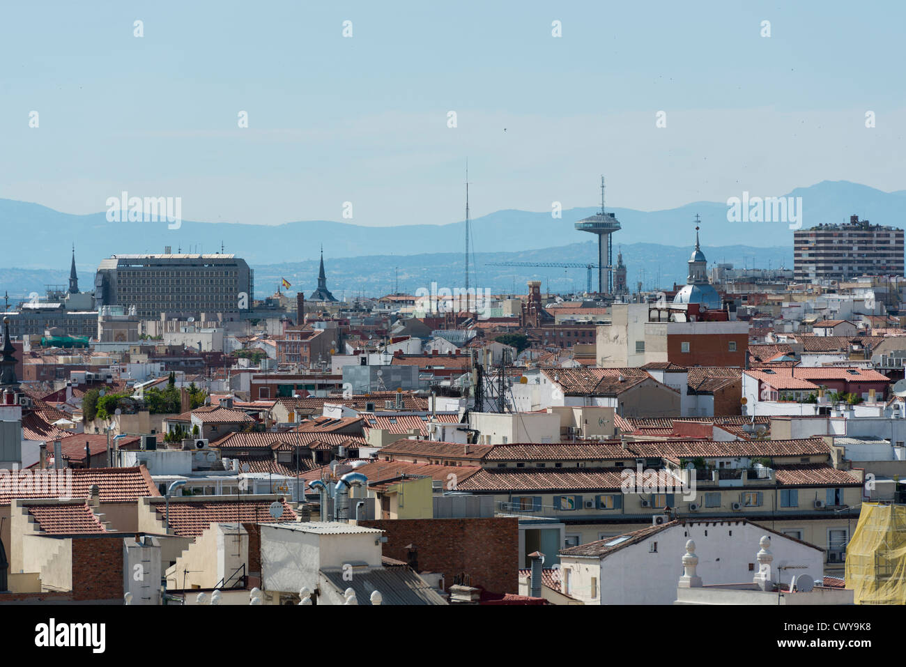 Portrait du centre de Madrid, avec 'Faro de Moncloa" et de la partie supérieure des bâtiments de la rue Gran Vía. Banque D'Images