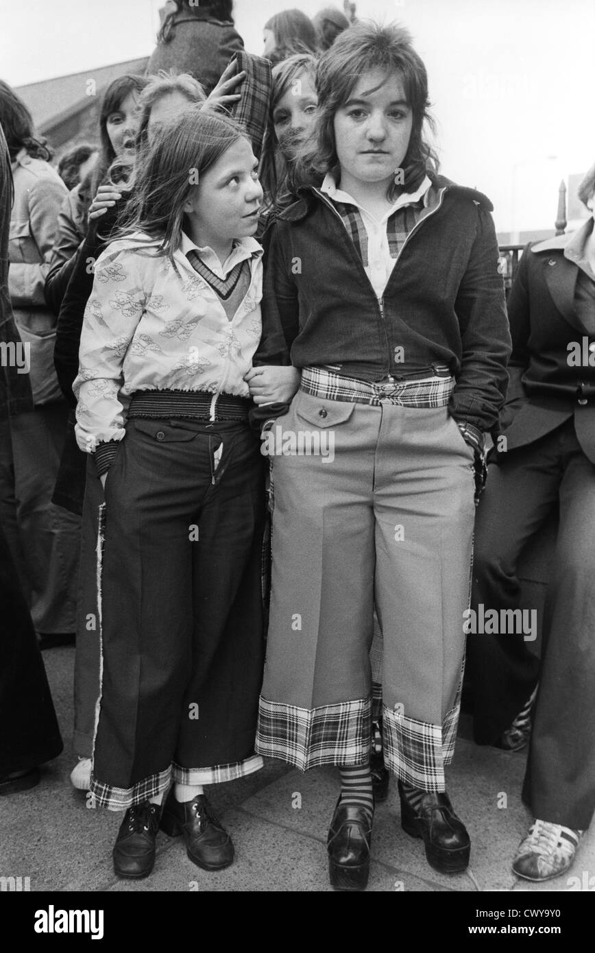 Fans de Bay City Roller pour adolescentes britanniques des années 1970. Boy band pop groupe arrive à un concert pop à Newcastle upon Tyne habillé dans le pantalon court et la mode Bay City Roller tartan à la mode à l'époque. 1970 HOMER SYKES Banque D'Images